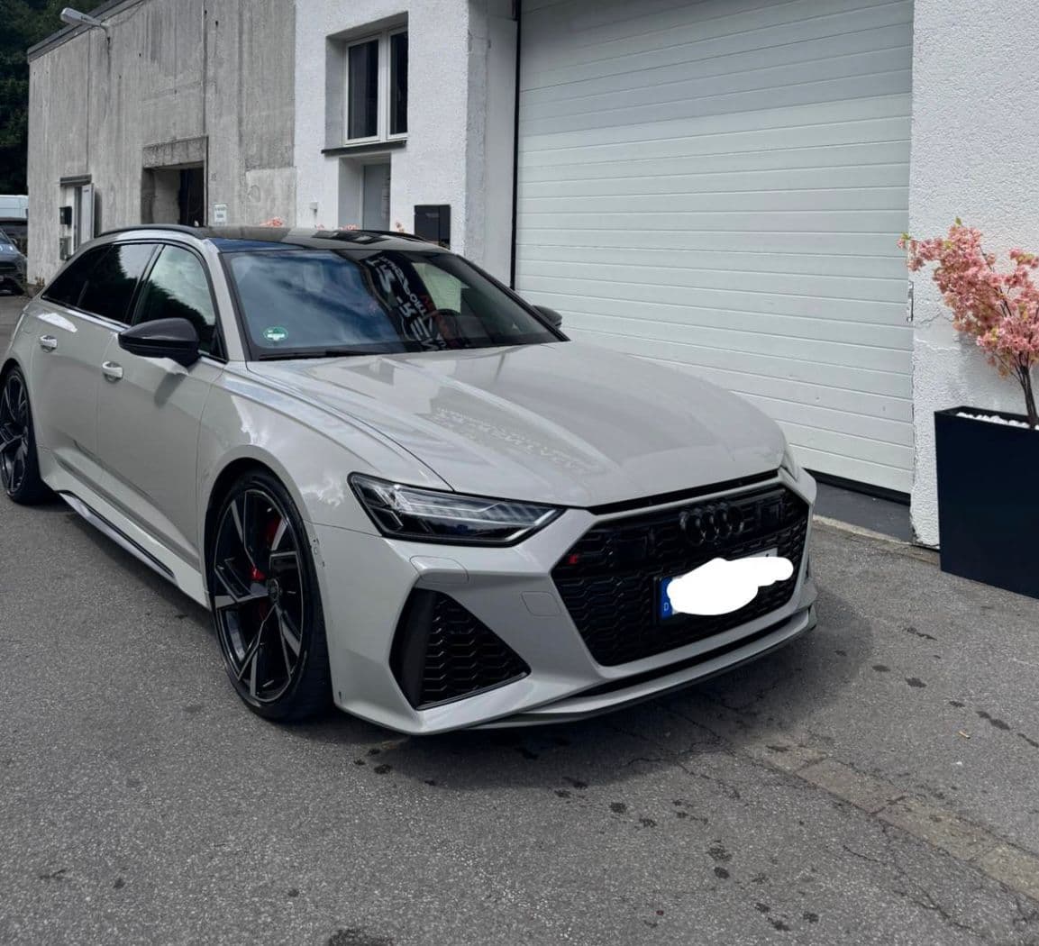 Audi RS6 Avant in Grau – Frontansicht schräg