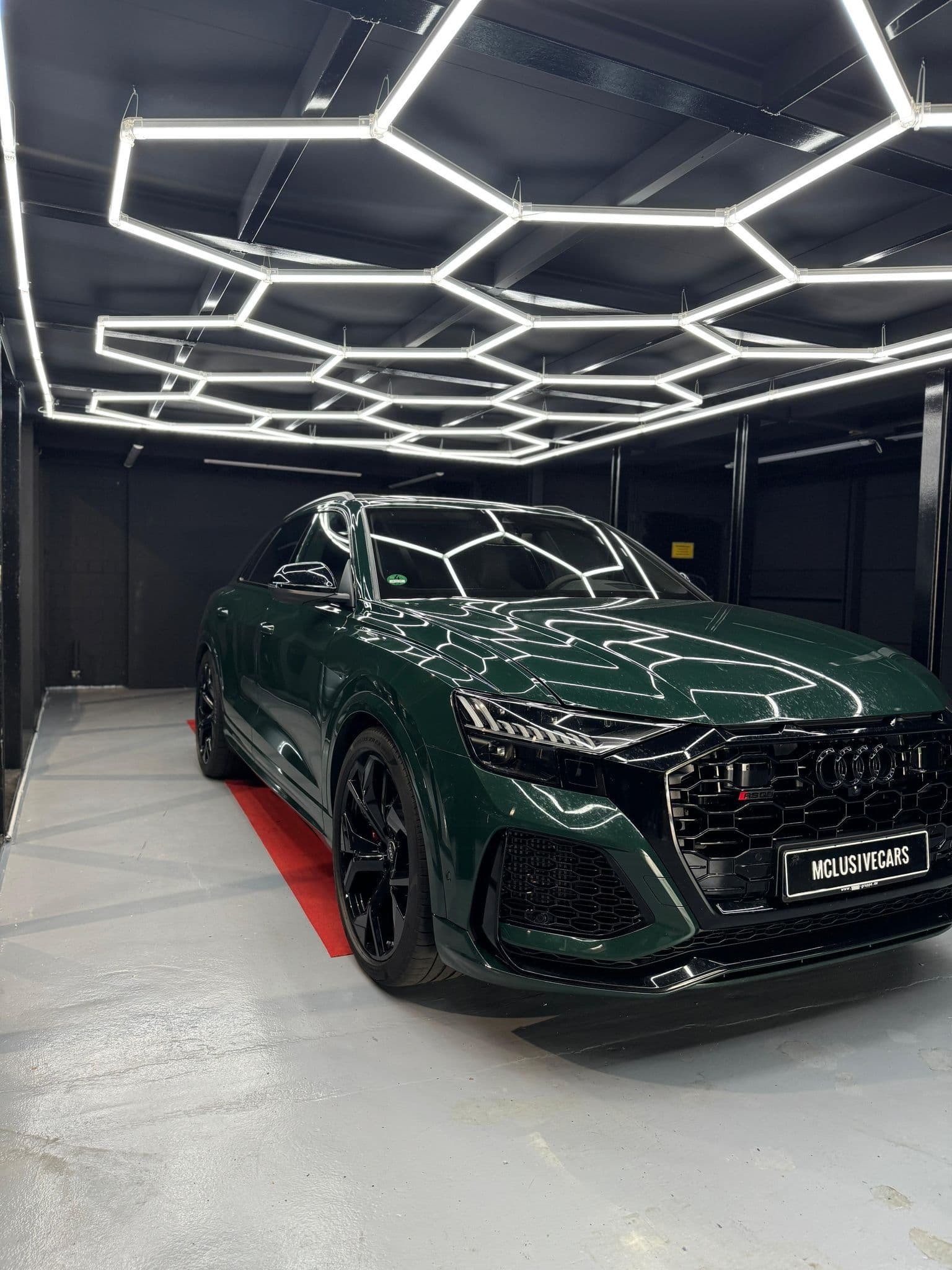 Audi RSQ8 in Dunkelgrün – Seitenansicht unter Wabenbeleuchtung