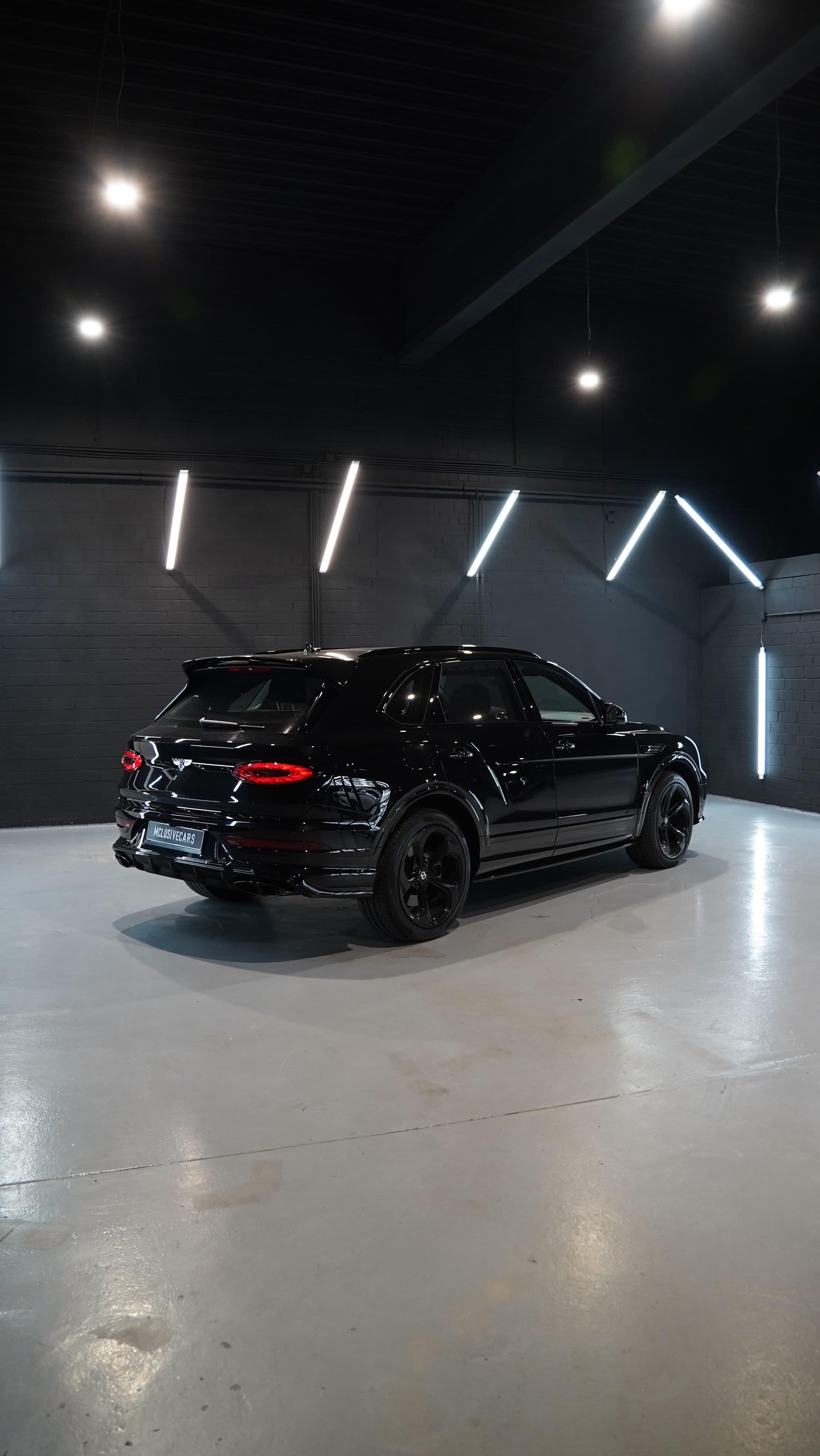 Bentley Bentayga in Schwarz, Heckansicht schräg von der Seite