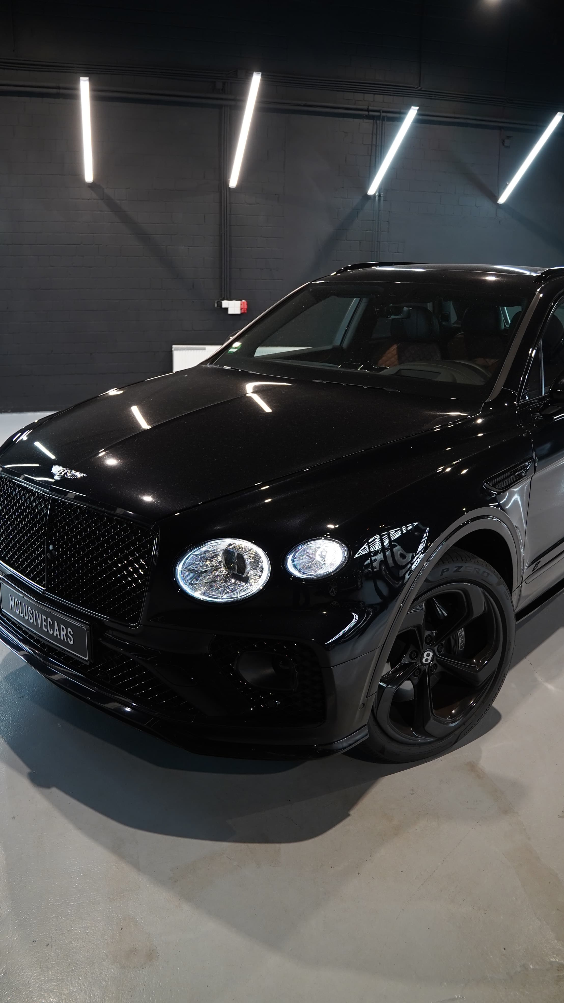 Bentley Bentayga in Schwarz, Frontpartie in Nahaufnahme