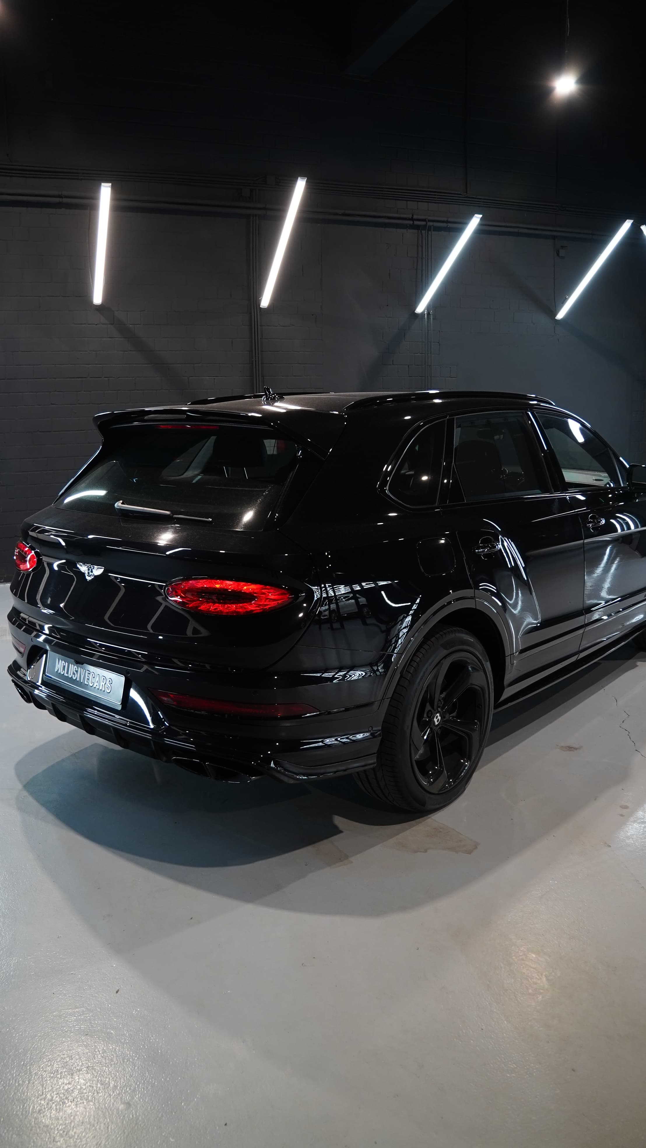 Bentley Bentayga in Schwarz, Heckpartie schräg in Nahaufnahme