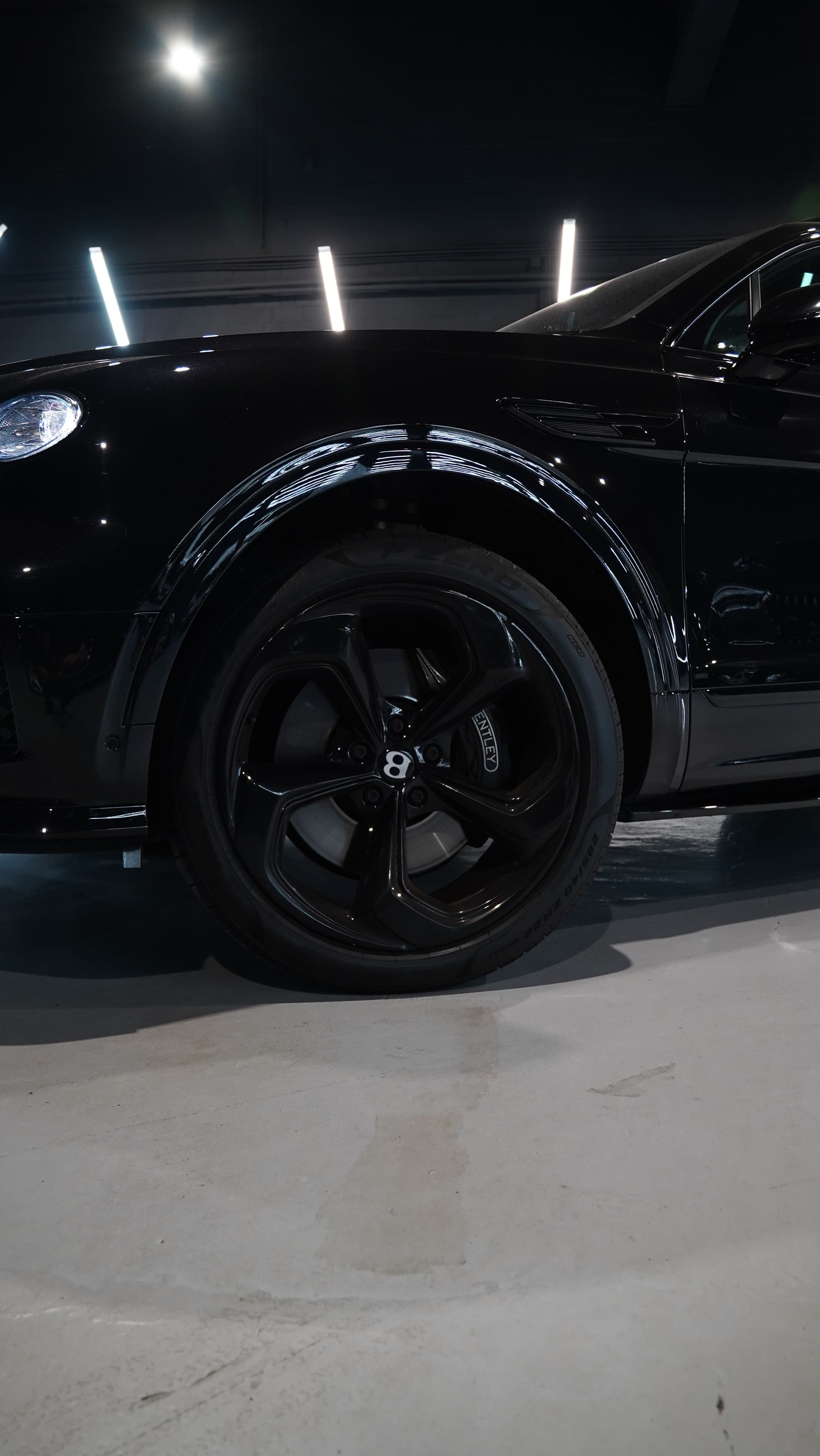 Bentley Bentayga in Schwarz, Felge und Seitenpartie in Nahaufnahme