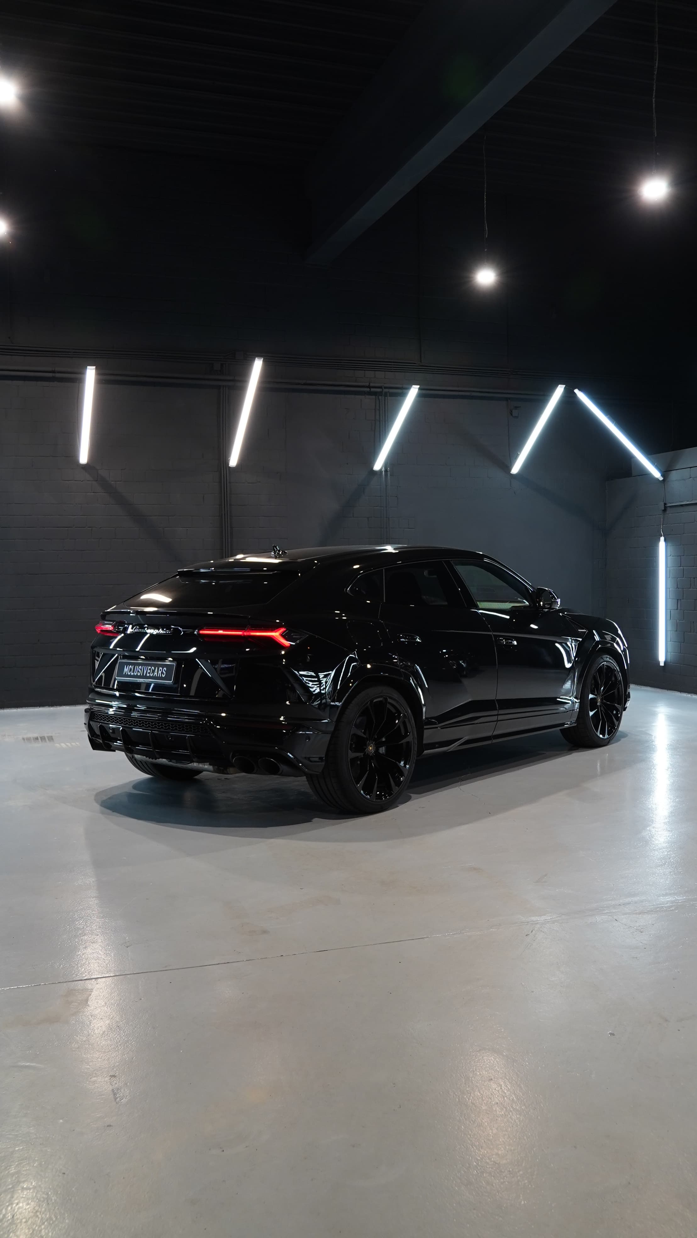 Lamborghini Urus in Schwarz, Heckansicht schräg von der Seite