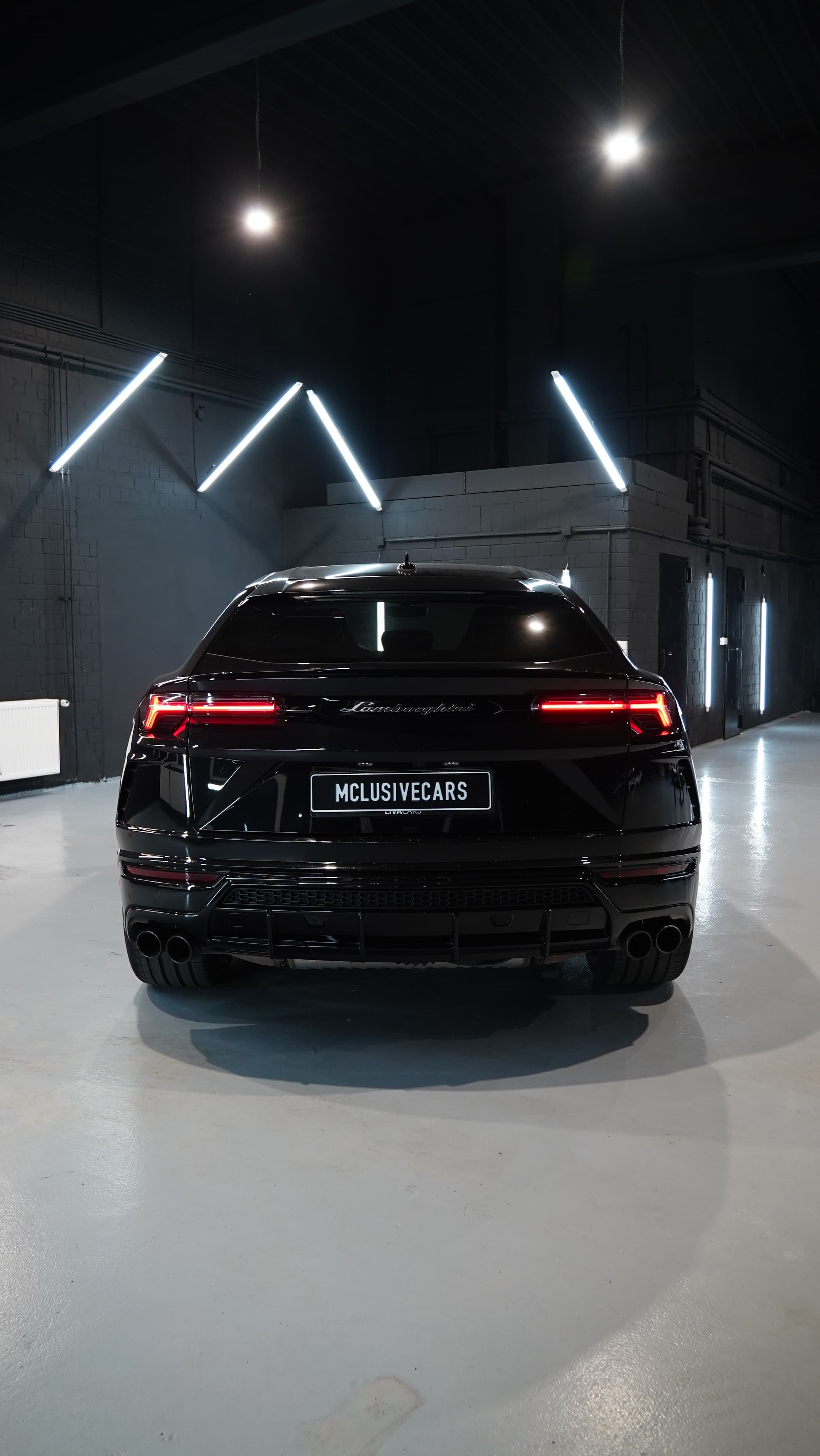 Lamborghini Urus in Schwarz, Heckansicht