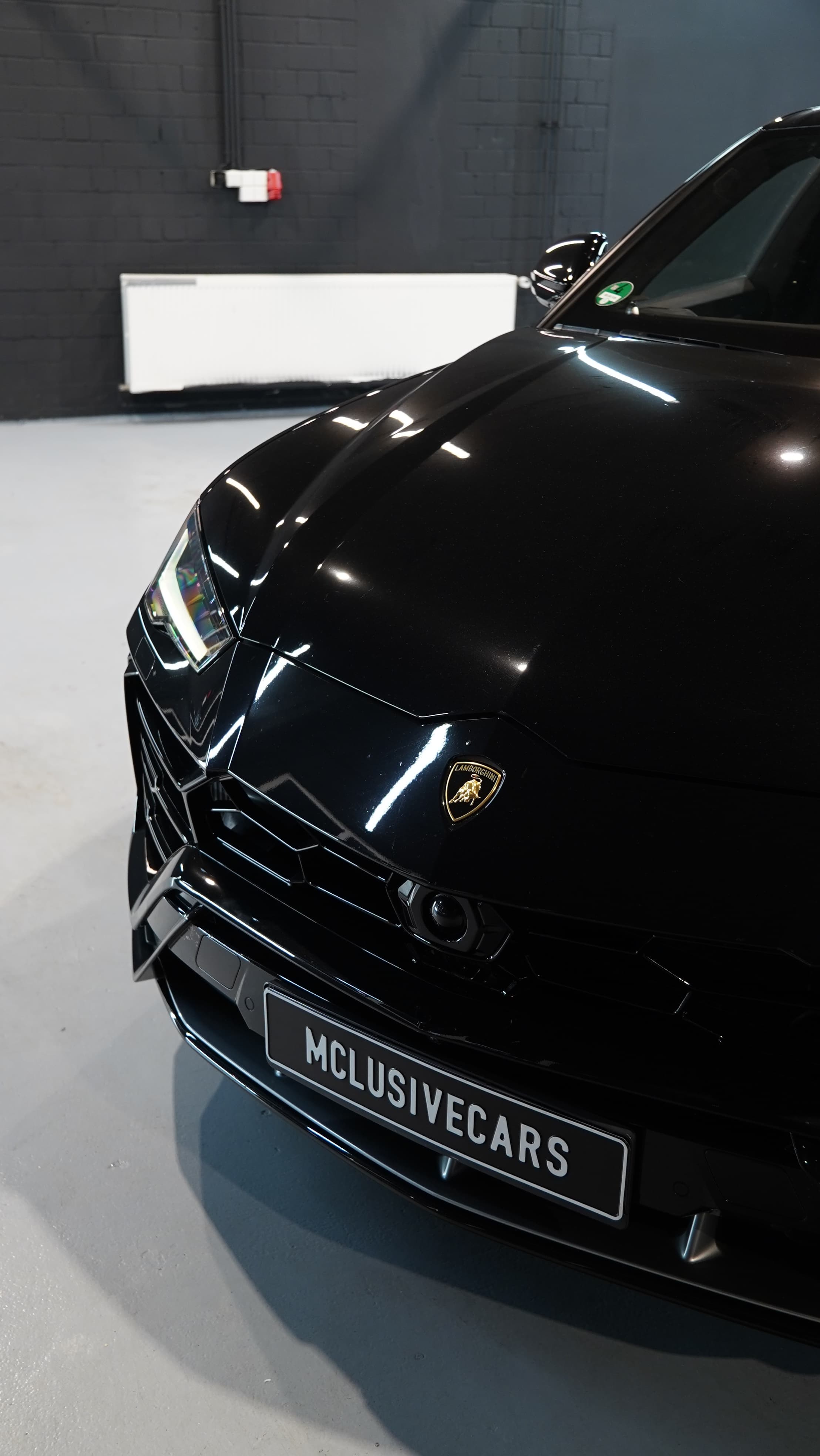 Lamborghini Urus in Schwarz, Frontpartie in Nahaufnahme