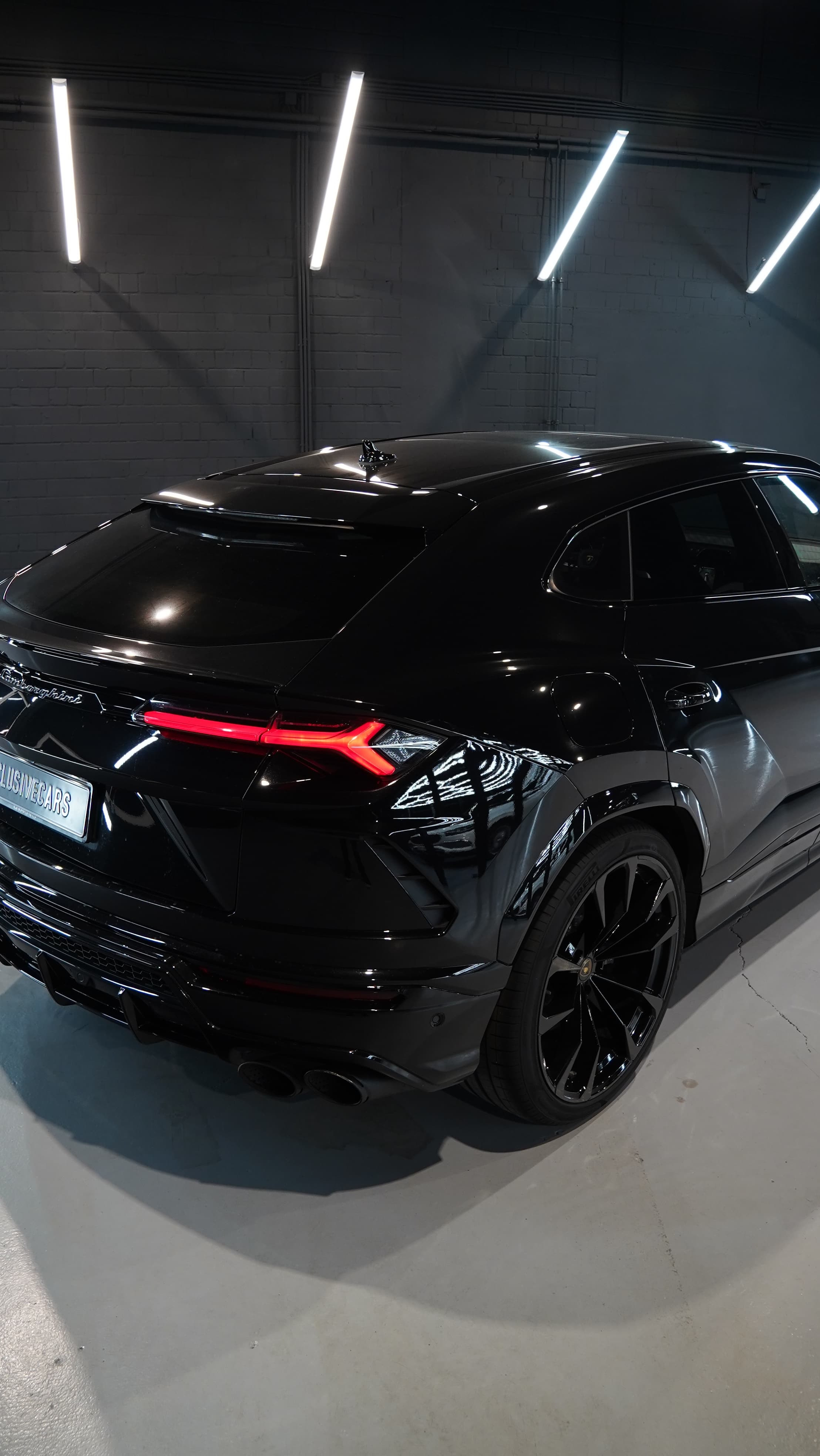 Lamborghini Urus in Schwarz, Heckpartie schräg in Nahaufnahme