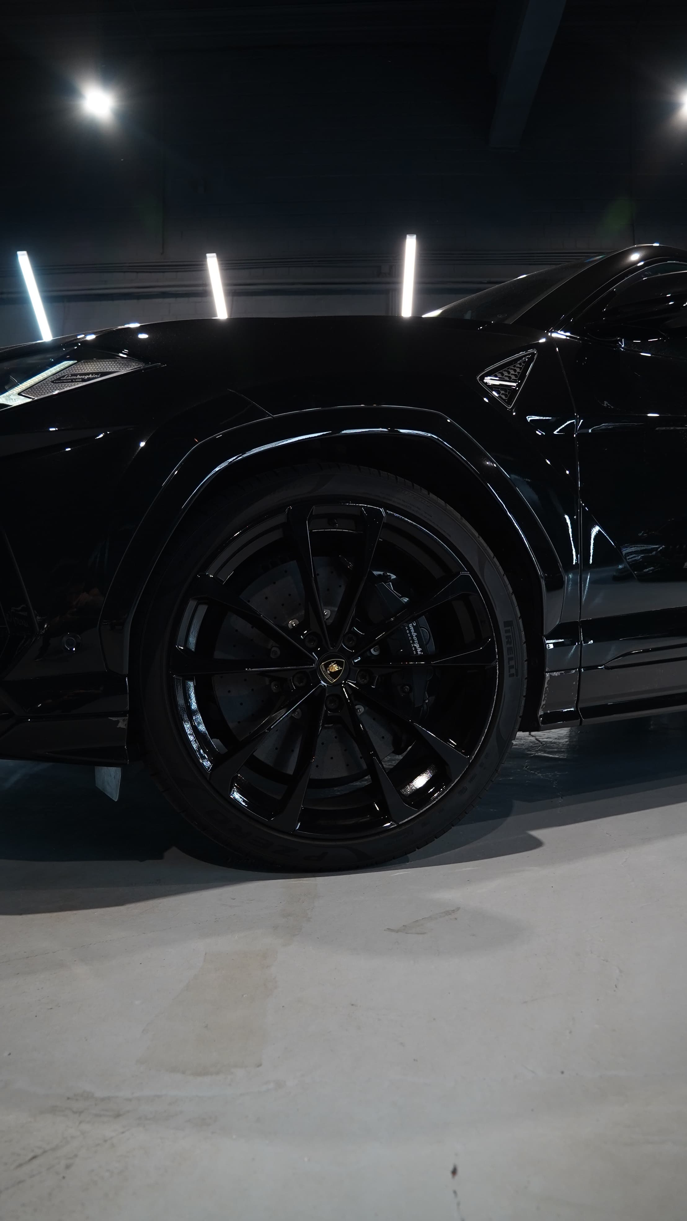 Lamborghini Urus in Schwarz, Felge und Seitenpartie in Nahaufnahme