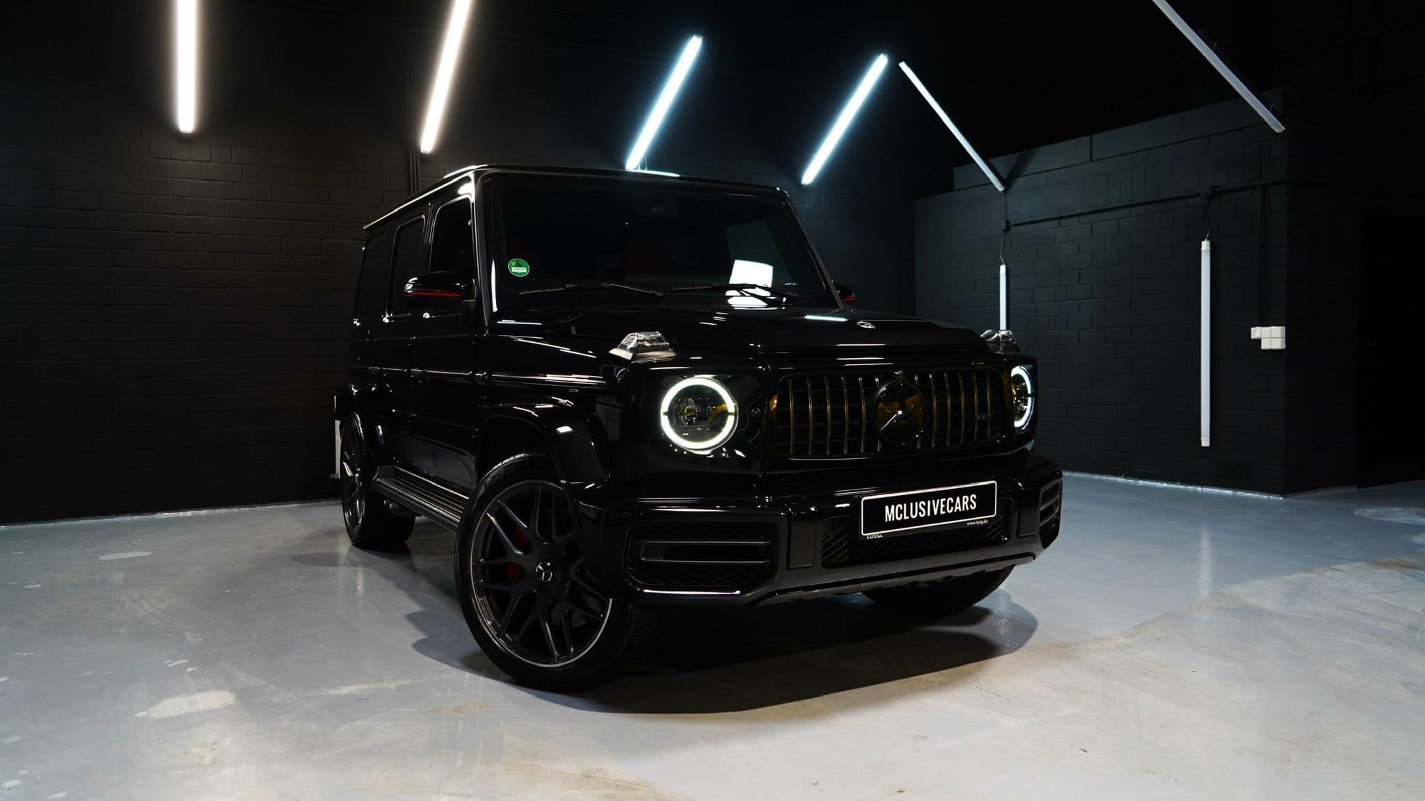 Mercedes G63 AMG in Schwarz – Frontansicht im dunklen Studio