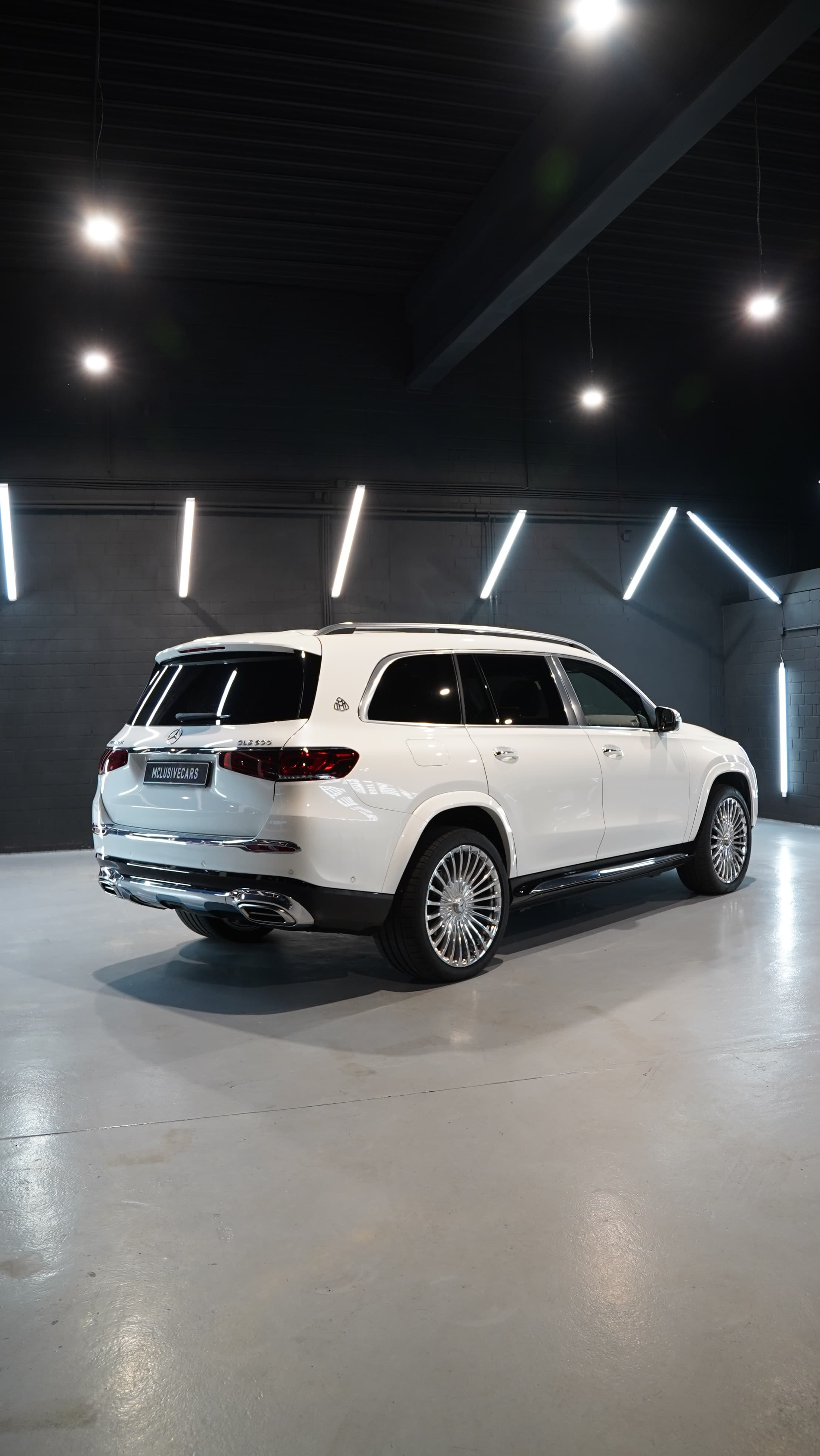 Mercedes-Maybach GLS 600 in Weiß, Heckansicht schräg von der Seite