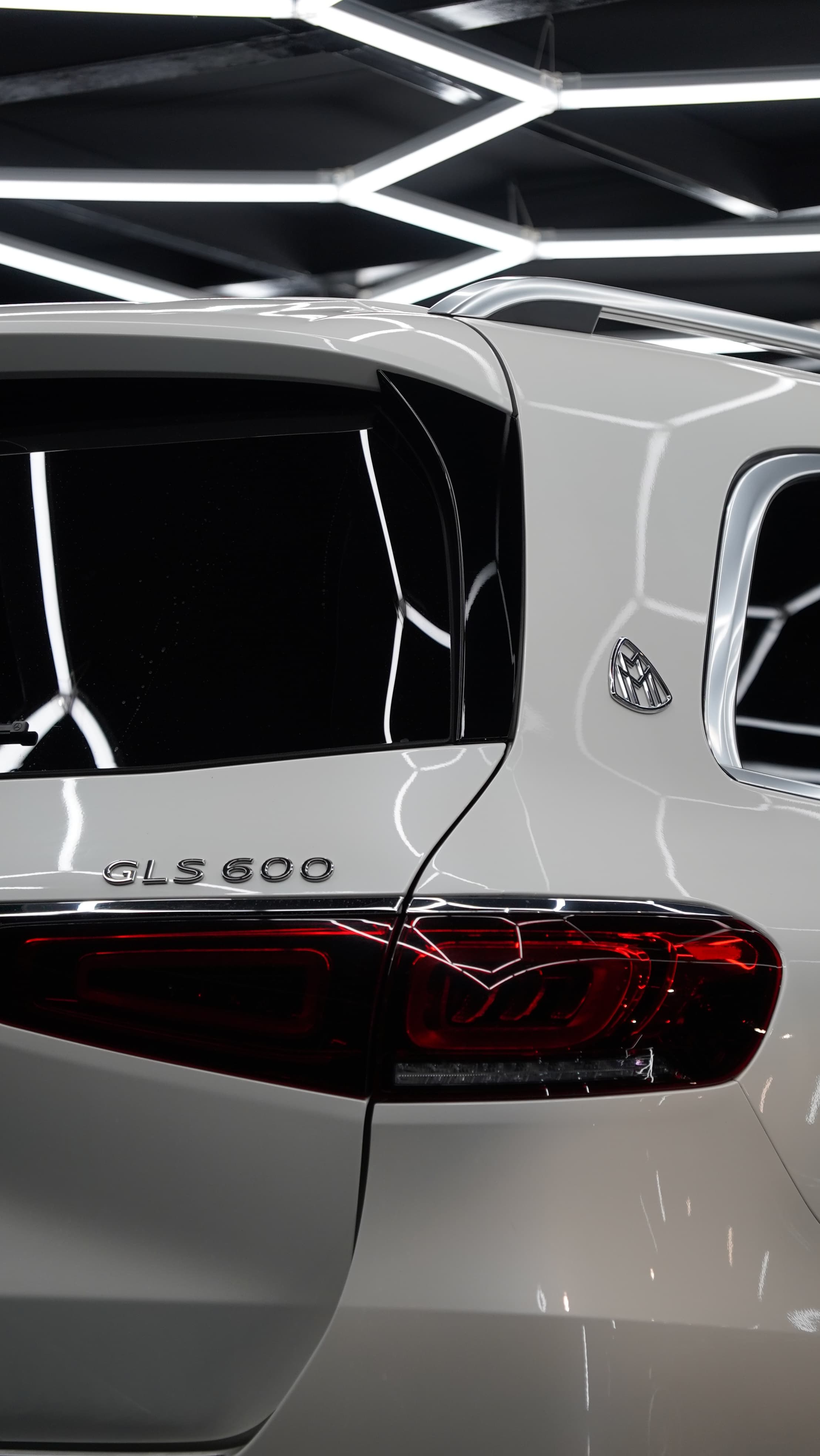 Mercedes-Maybach GLS 600 in Weiß, Felge und Seitenpartie in Nahaufnahme