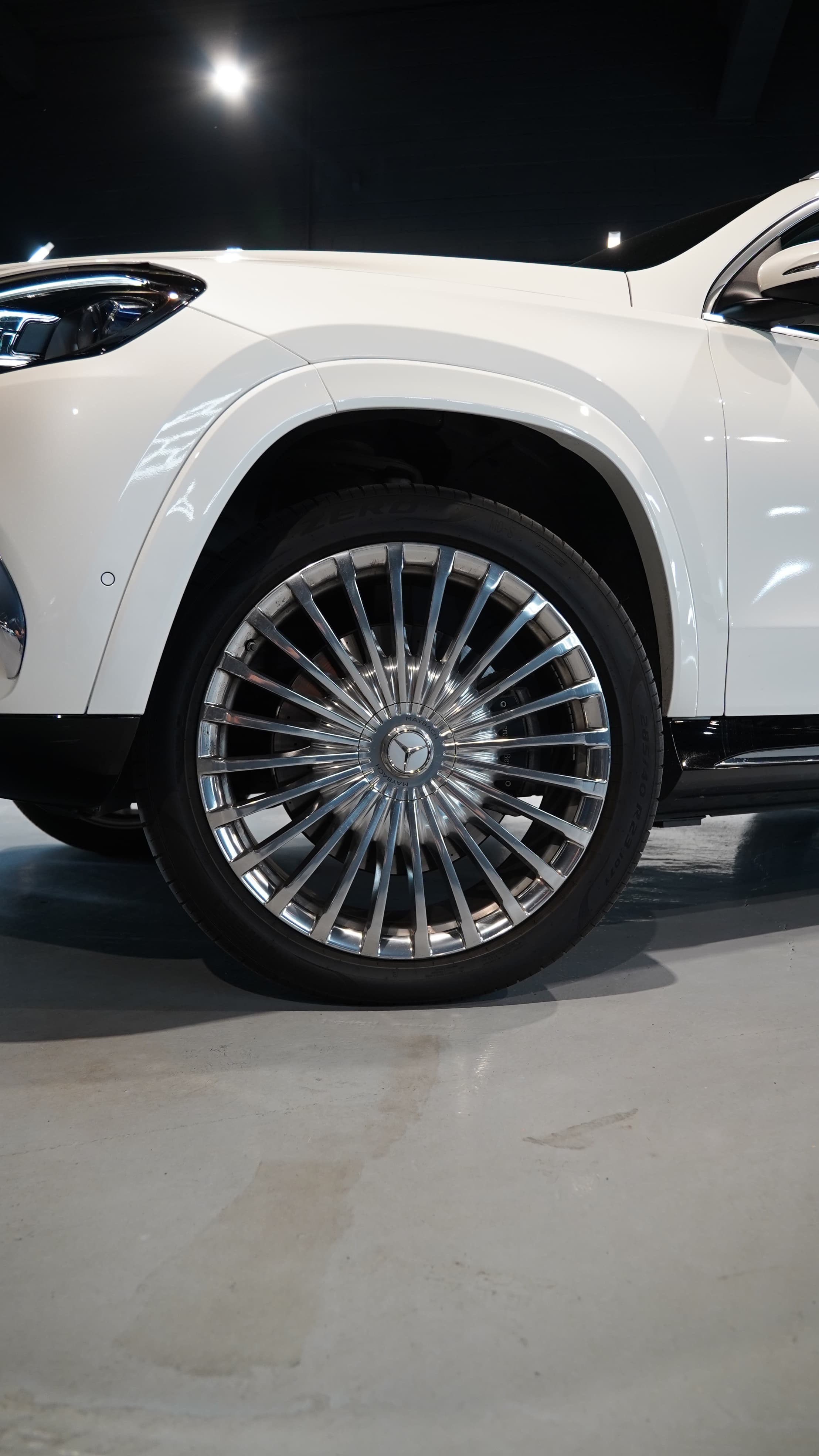Mercedes-Maybach GLS 600 in Weiß, Felgendetail