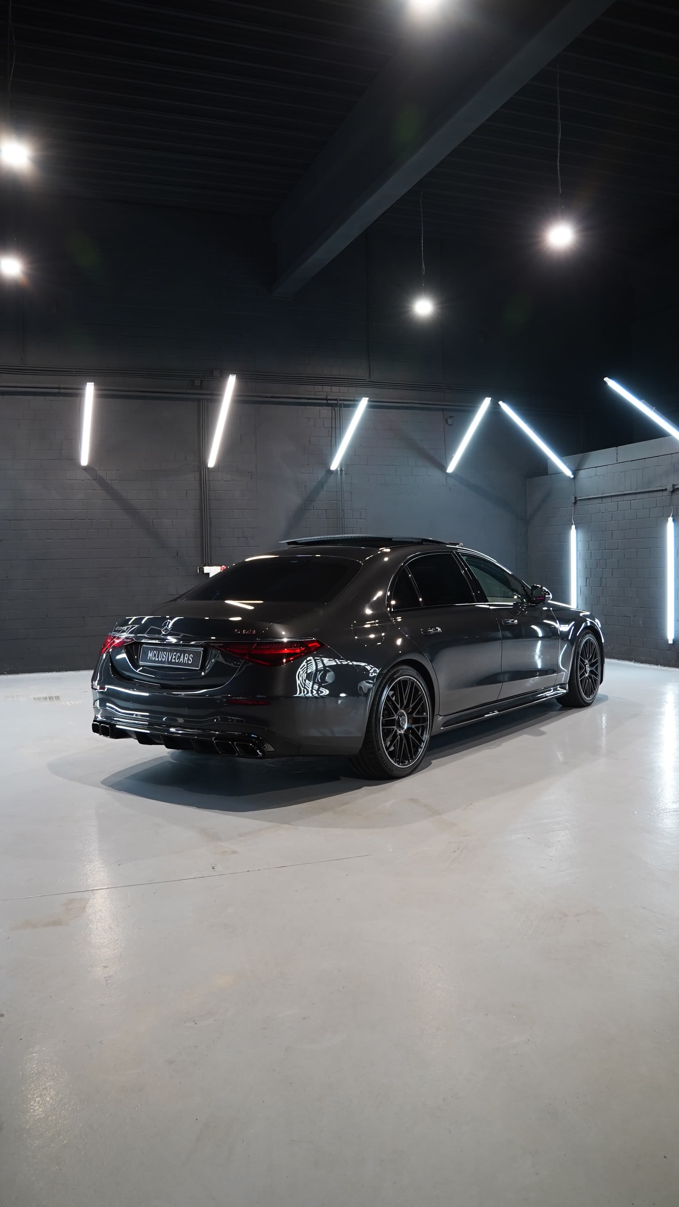 Mercedes S63 AMG in Schwarz, Heckansicht schräg von der Seite