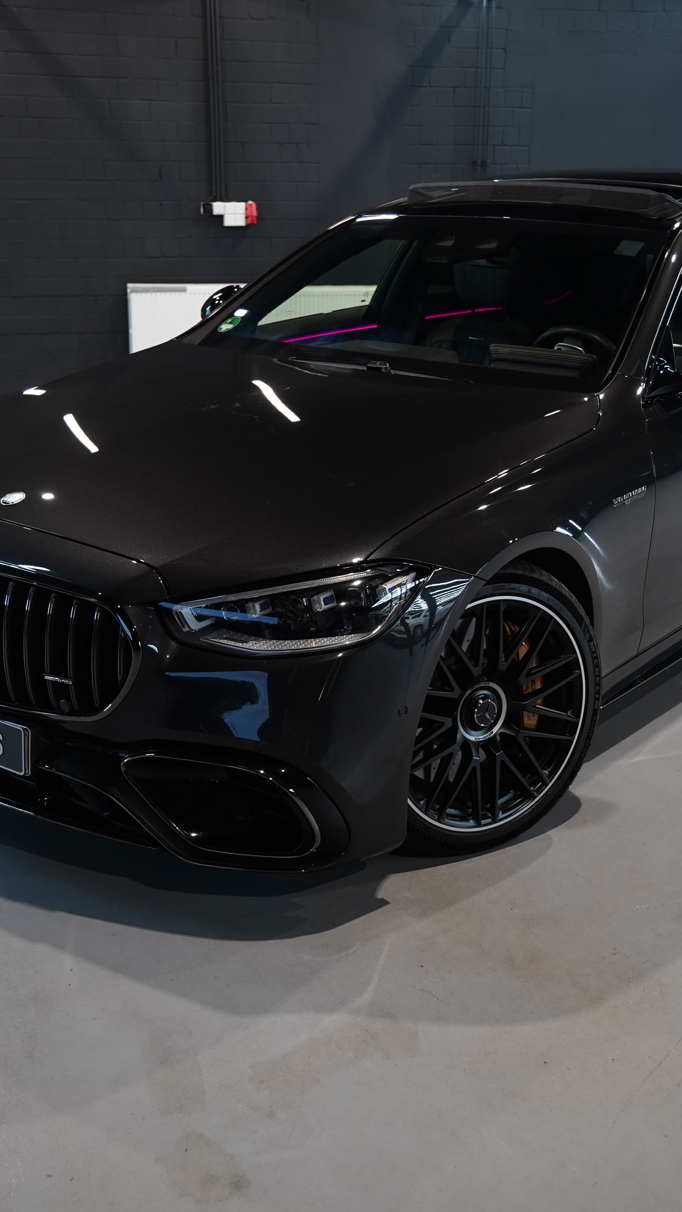 Mercedes S63 AMG in Schwarz, Frontpartie in Nahaufnahme