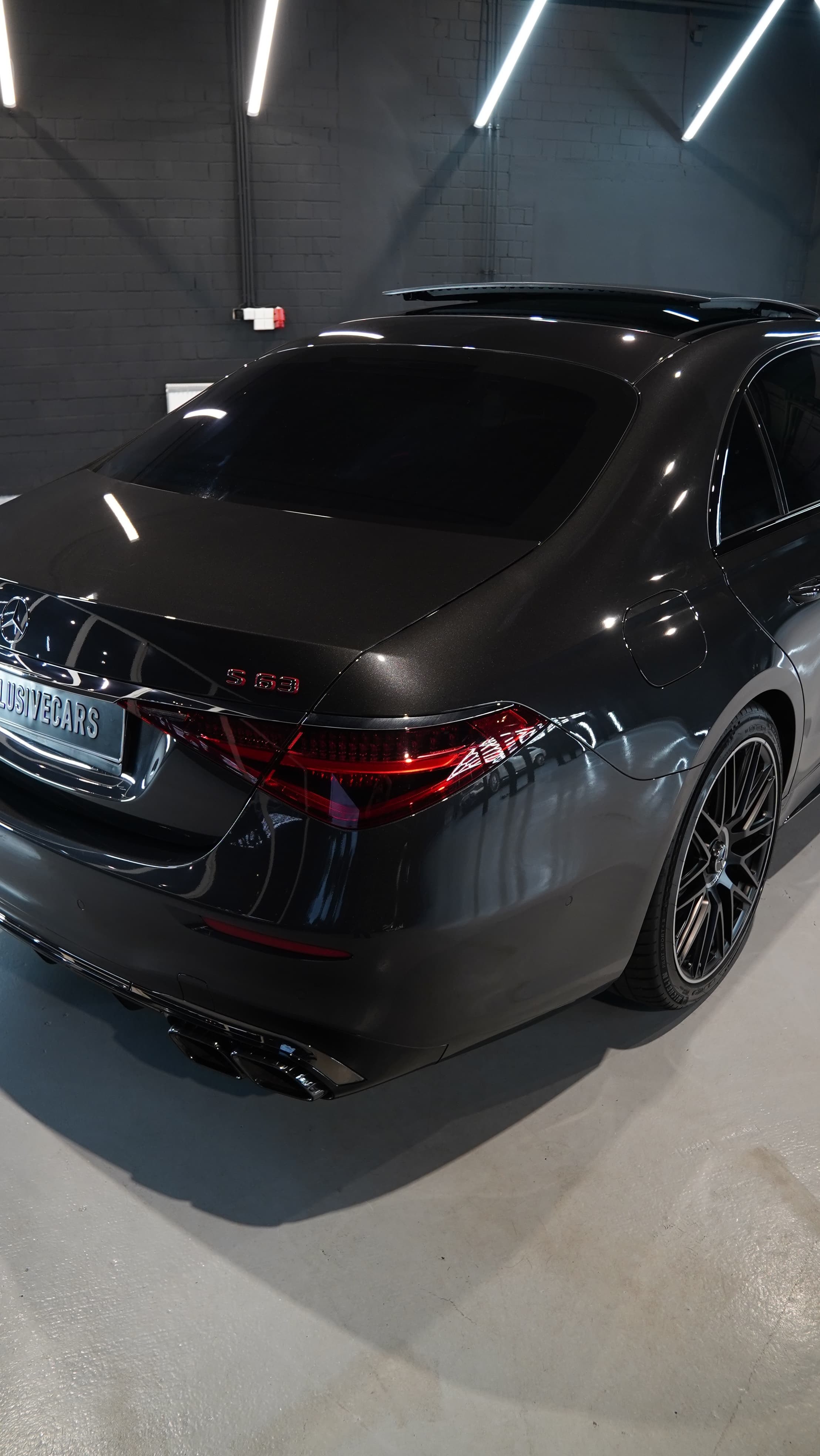 Mercedes S63 AMG in Schwarz, Heckpartie schräg in Nahaufnahme
