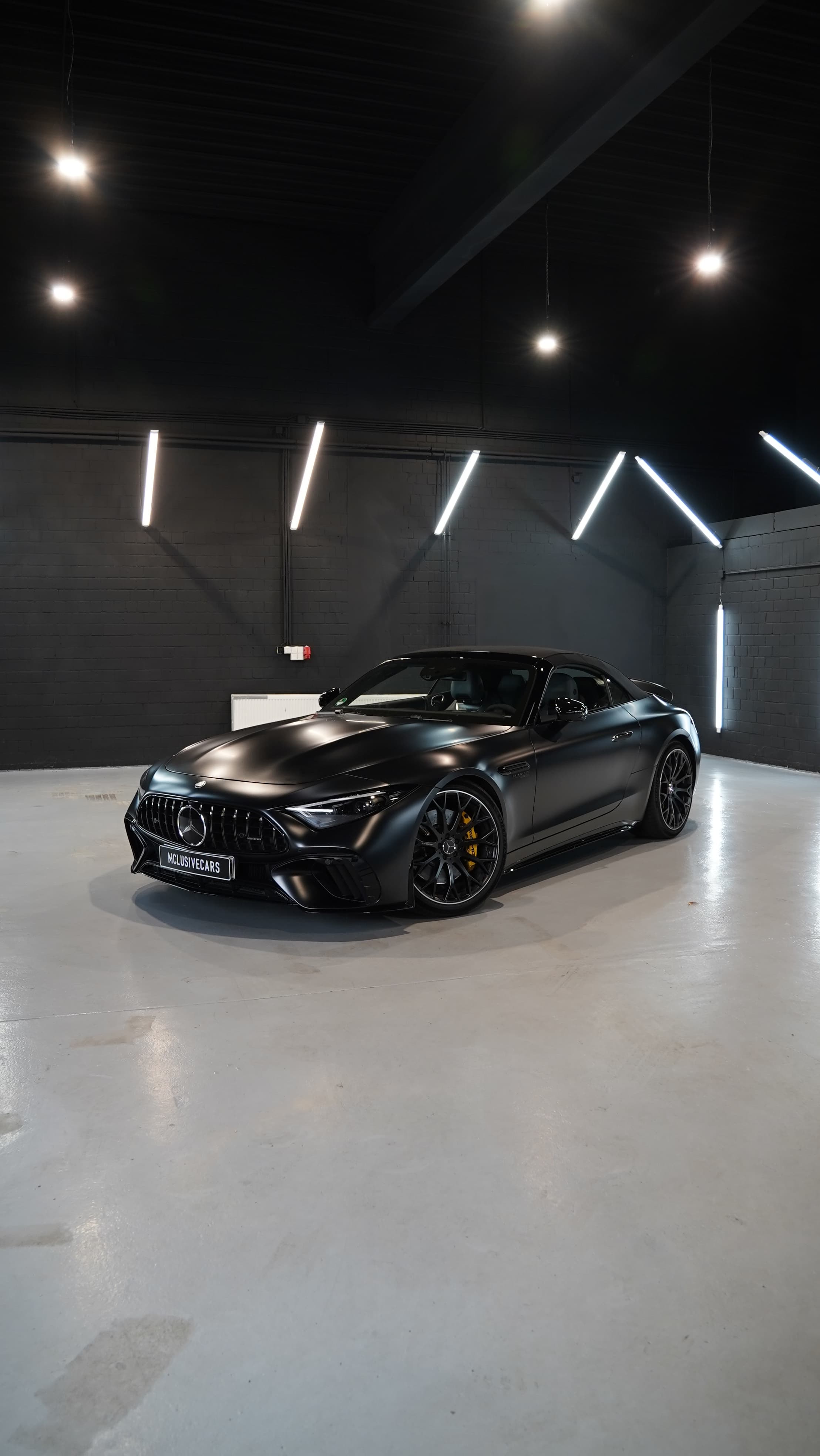 Mercedes SL63 AMG in Mattschwarz, Frontansicht schräg von der Seite