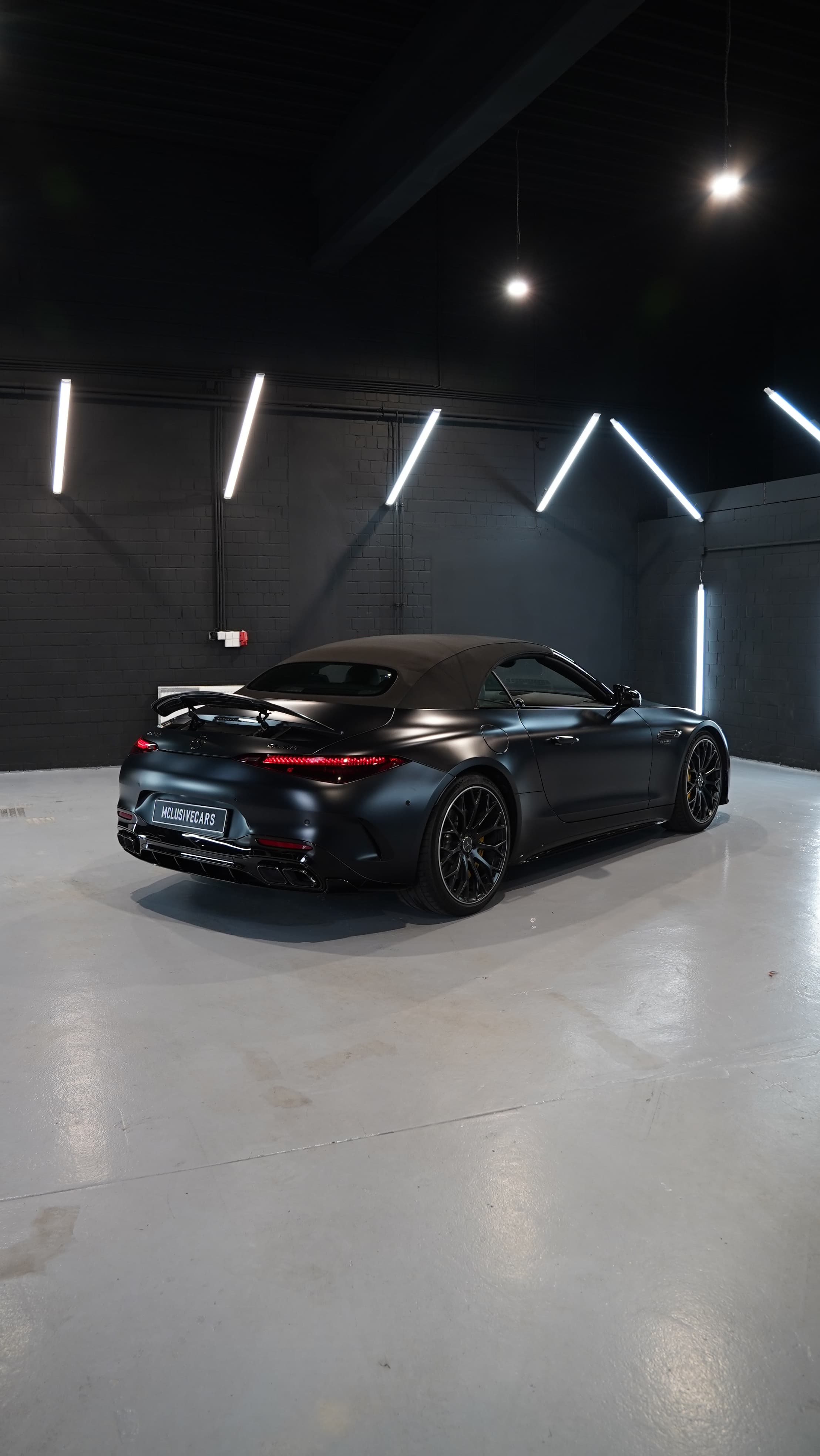 Mercedes SL63 AMG in Mattschwarz, Heckansicht schräg von der Seite