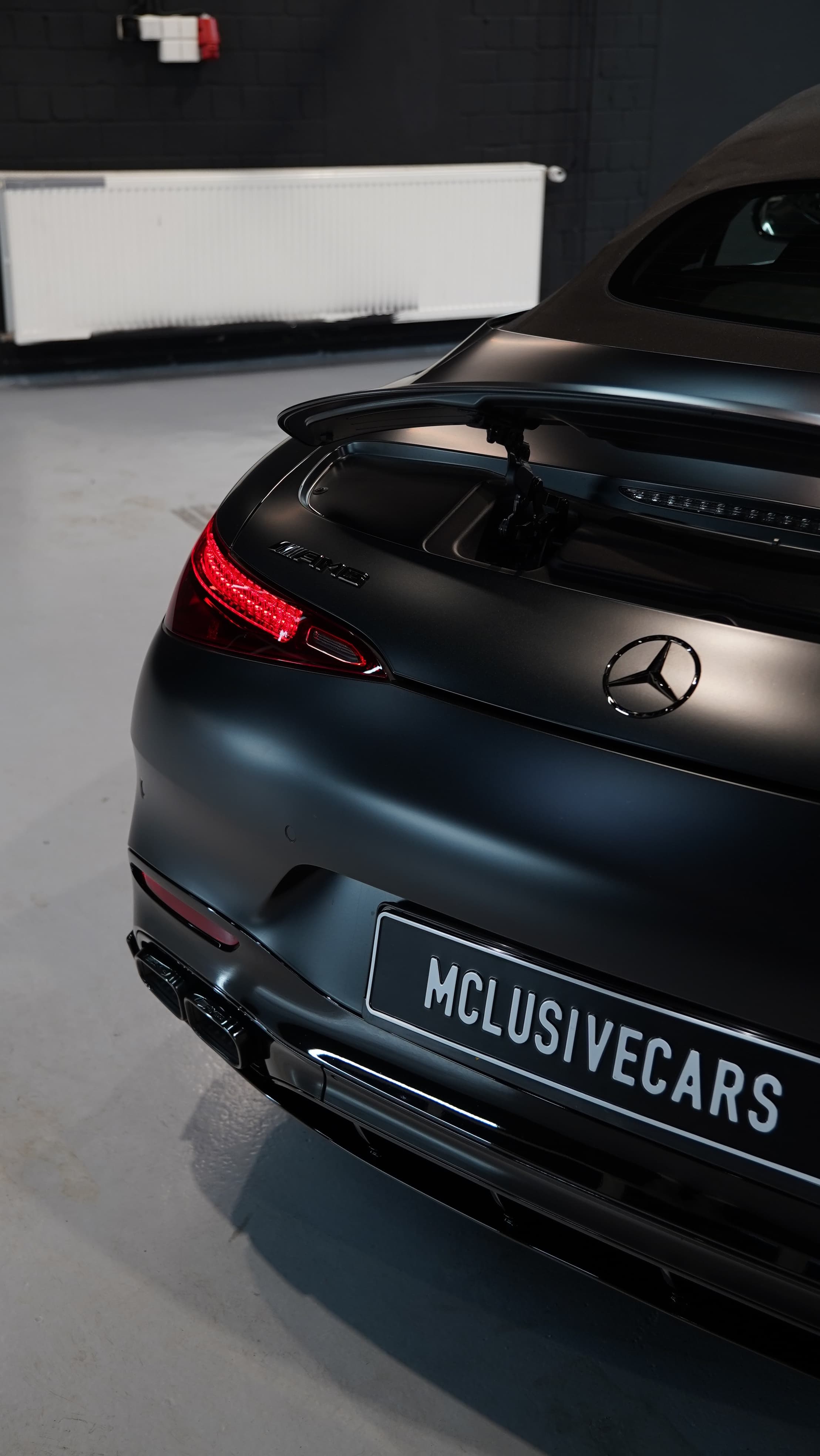 Mercedes SL63 AMG in Mattschwarz, Heckpartie schräg in Nahaufnahme