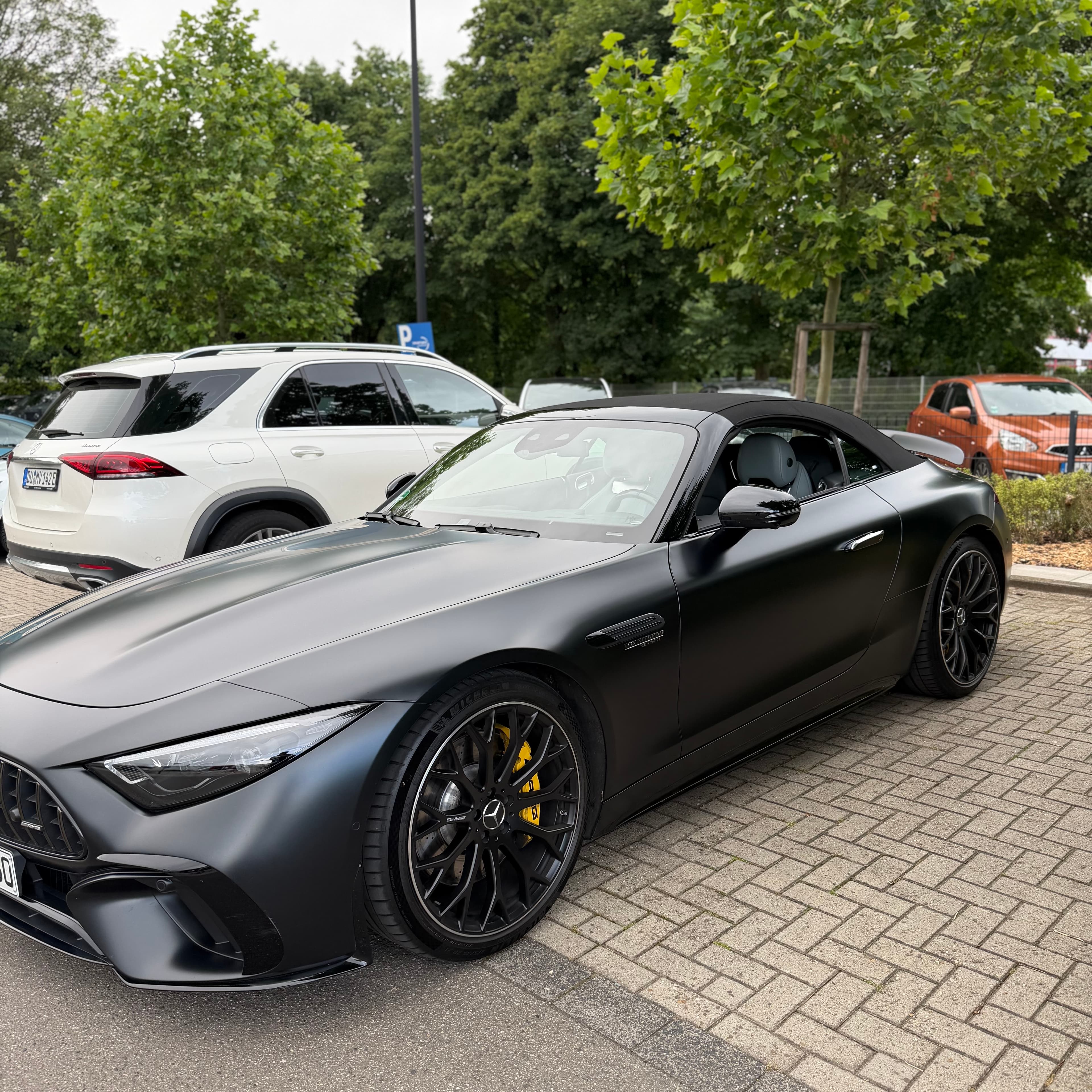 Mercedes SL63 AMG in Mattschwarz, Frontansicht seitlich mit geschlossenem Verdeck