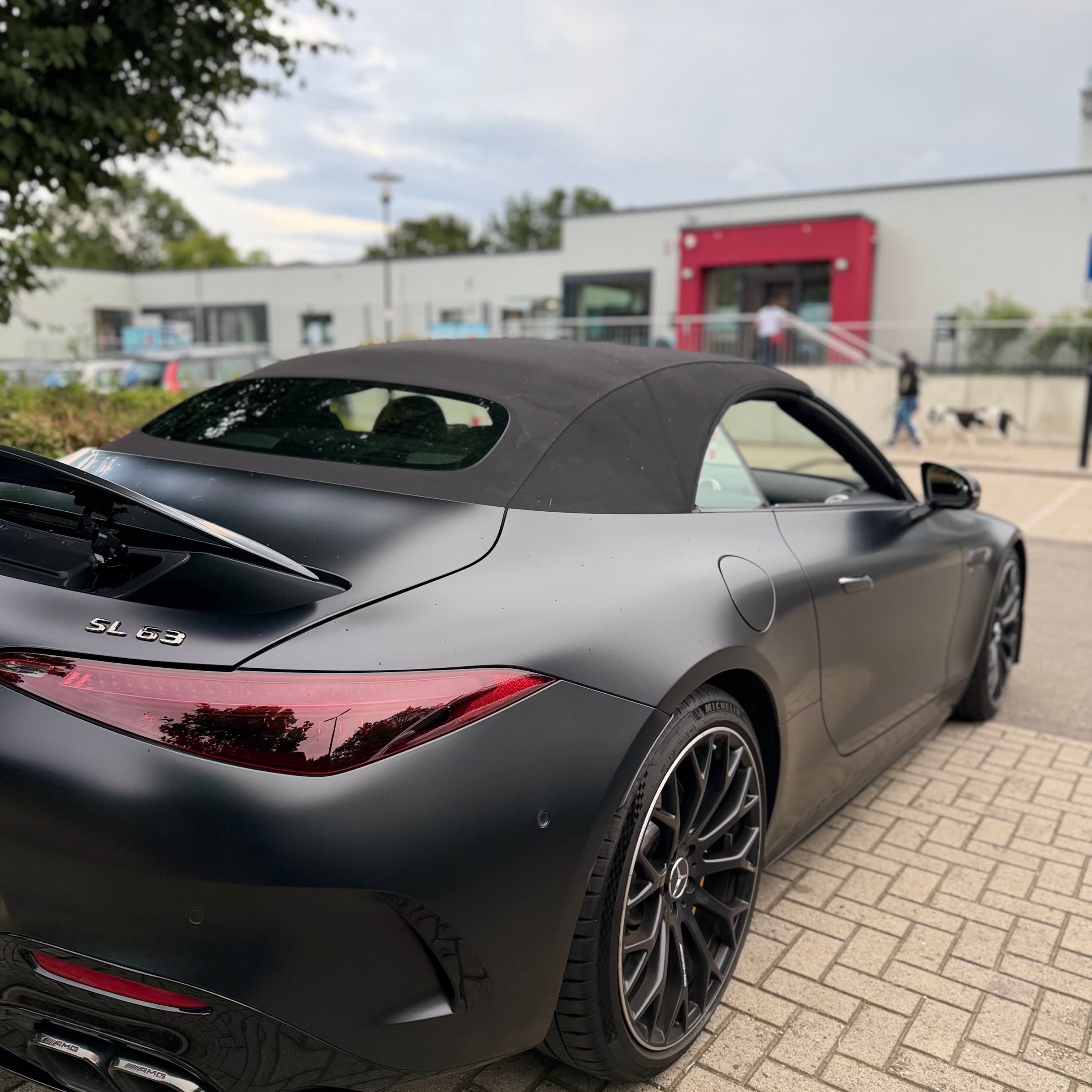 Mercedes SL63 AMG in Mattschwarz, Heckansicht seitlich