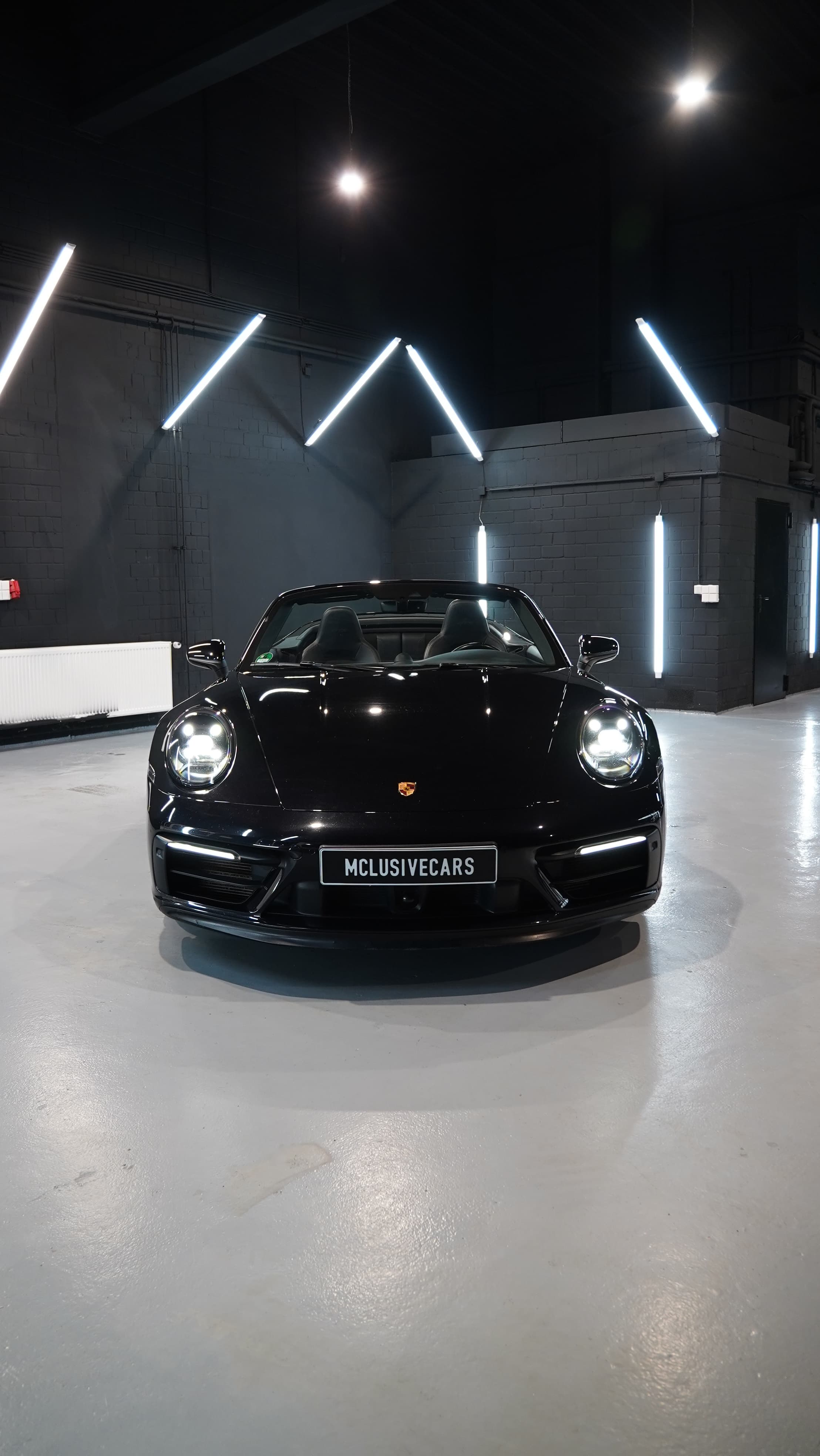 Porsche 911 Carrera 4 GTS Cabriolet in Schwarz, Frontansicht