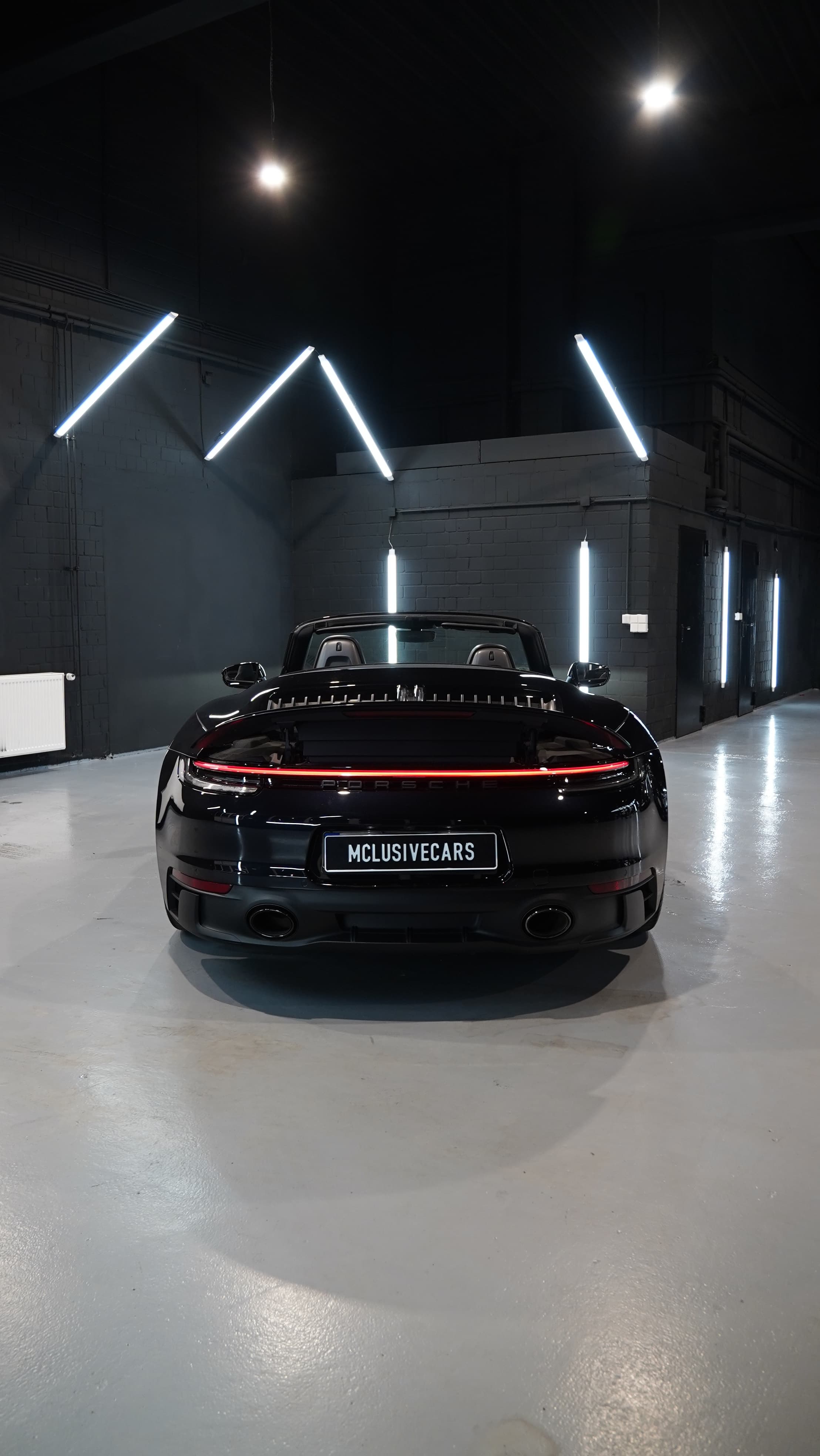 Porsche 911 Carrera 4 GTS Cabriolet in Schwarz, Heckansicht