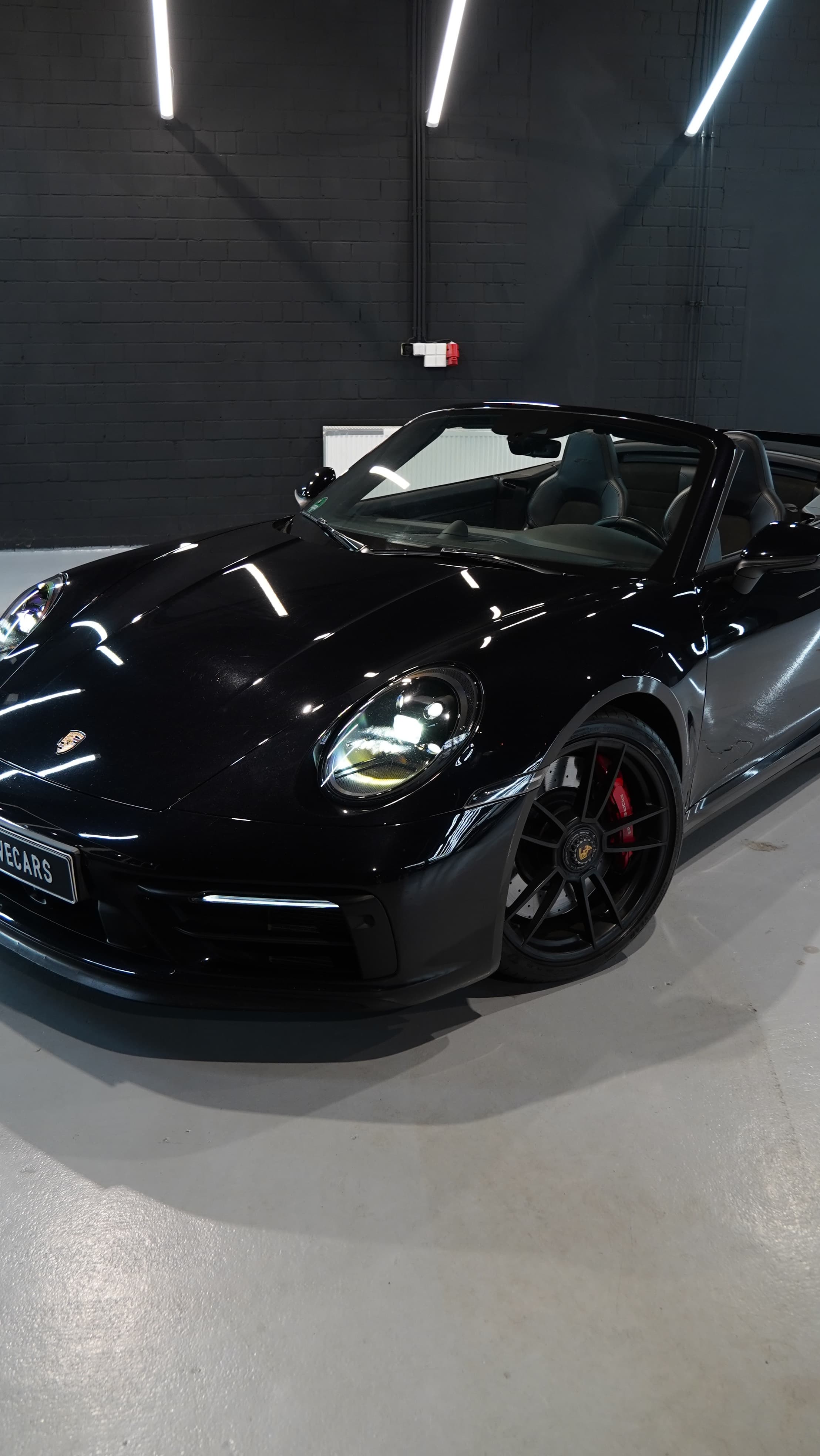 Porsche 911 Carrera 4 GTS Cabriolet in Schwarz, Frontpartie in Nahaufnahme