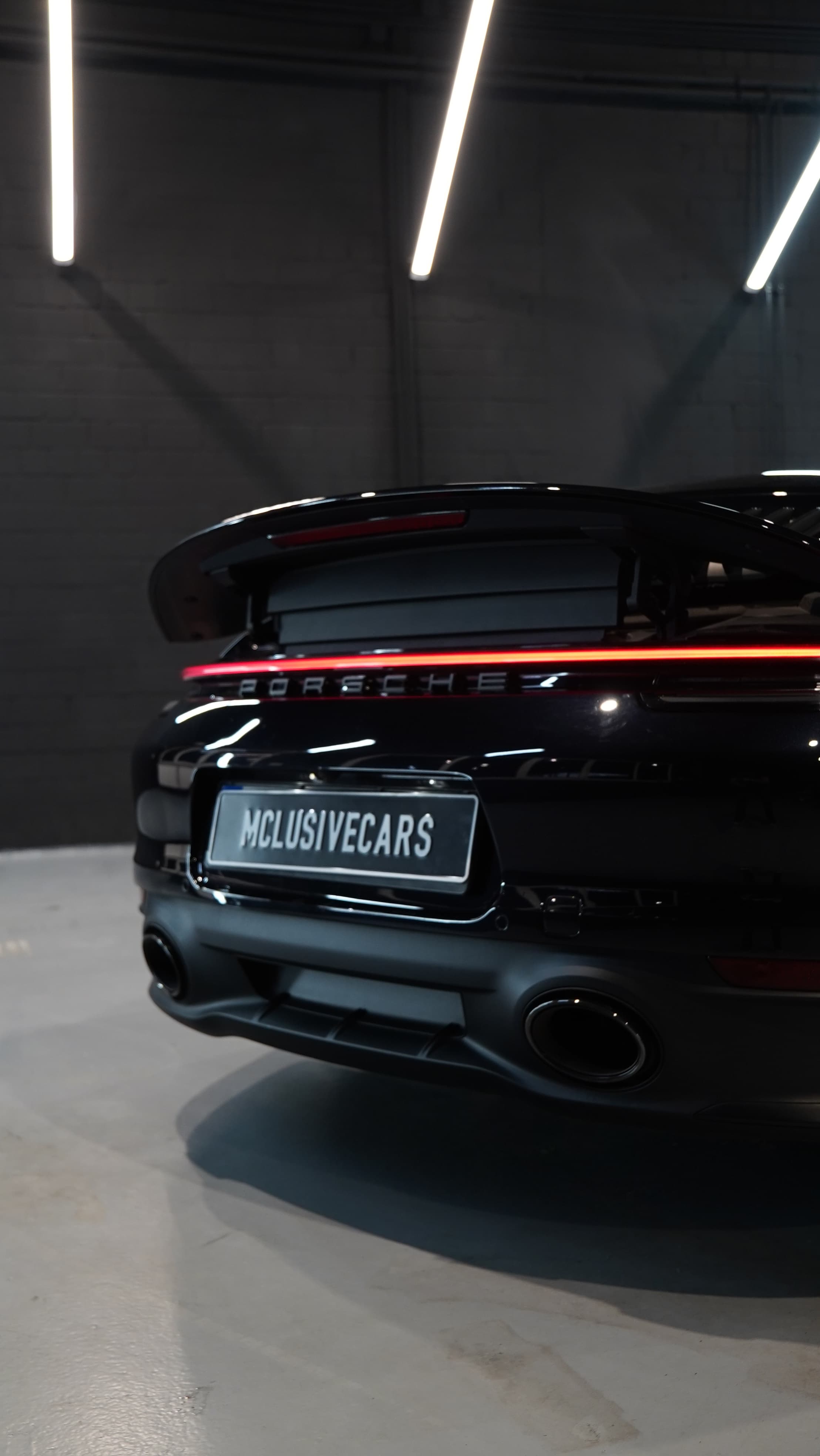 Porsche 911 Carrera 4 GTS Cabriolet in Schwarz, Heckpartie schräg in Nahaufnahme