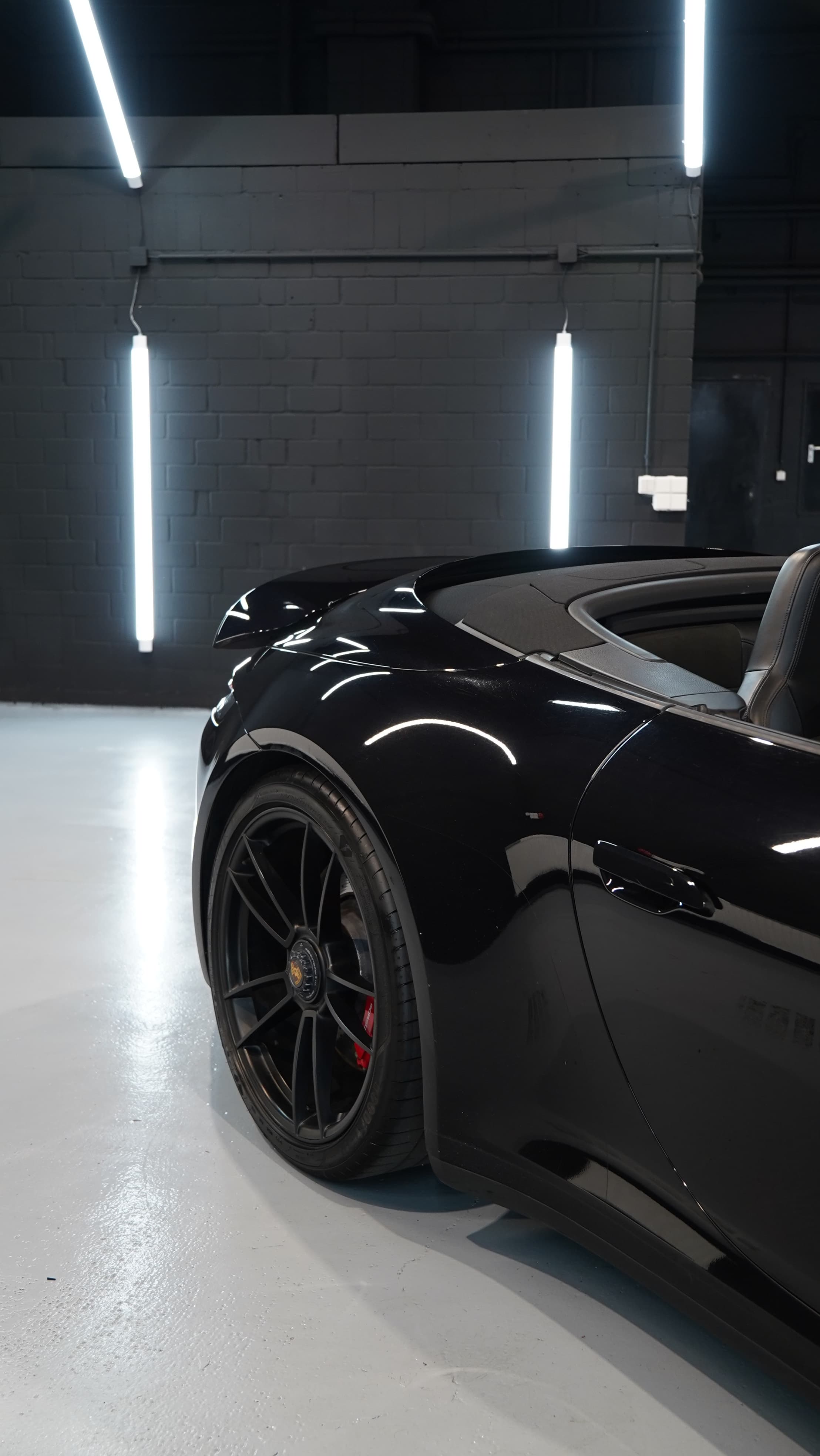 Porsche 911 Carrera 4 GTS Cabriolet in Schwarz, Heckdetail