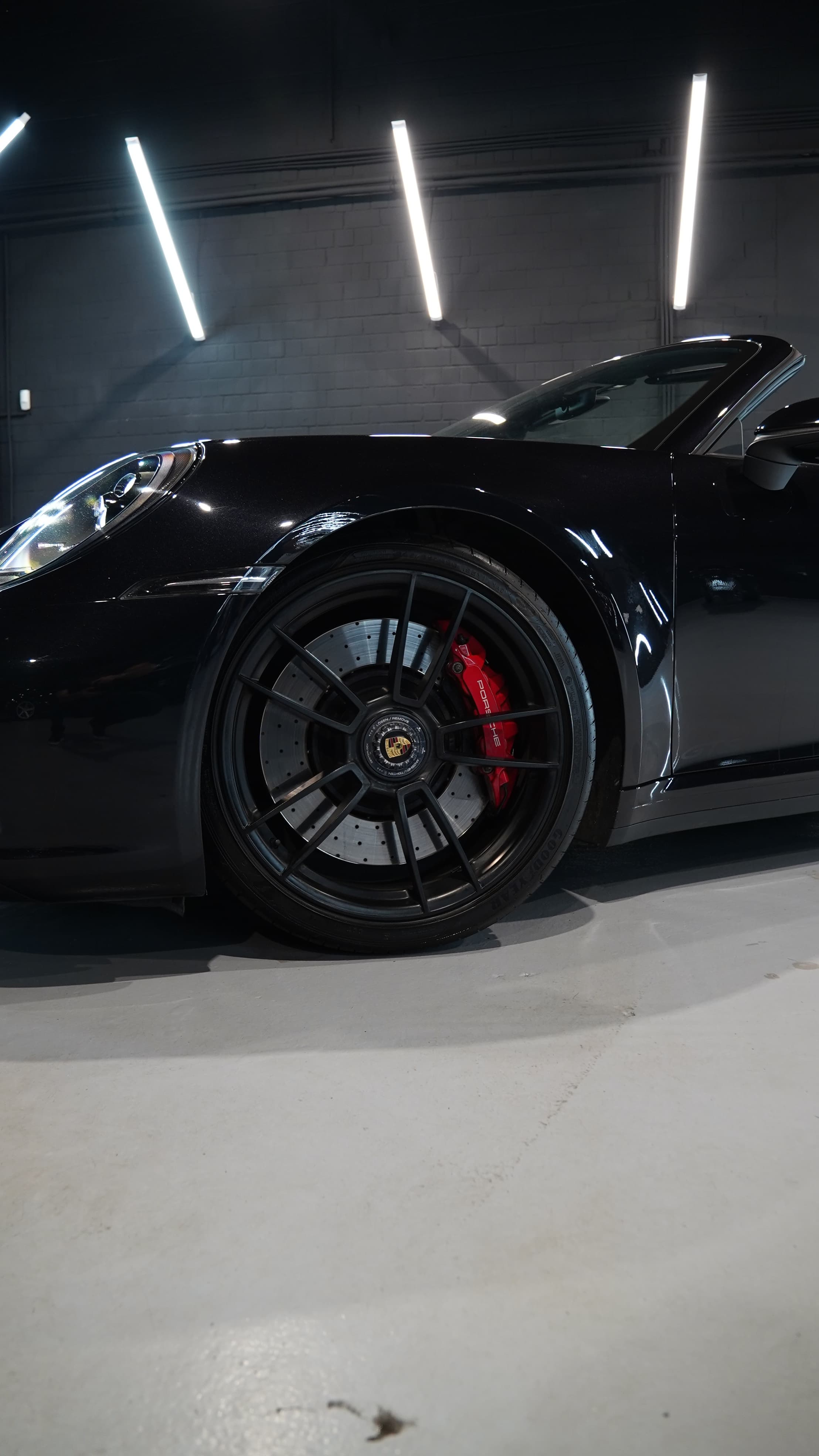 Porsche 911 Carrera 4 GTS Cabriolet in Schwarz, Felge und Seitenpartie in Nahaufnahme