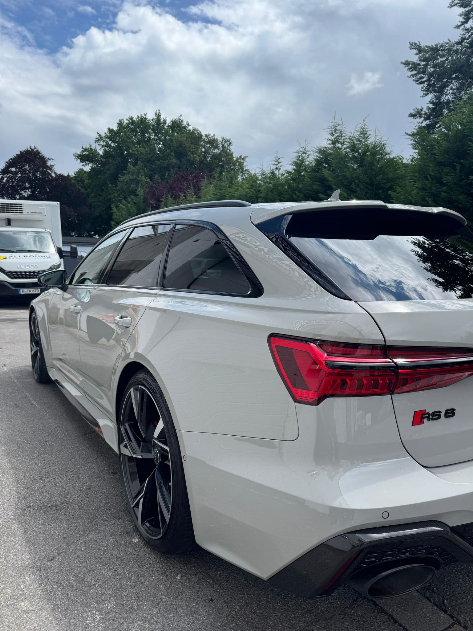 Audi RS6 Avant in Grau – Heckansicht schräg