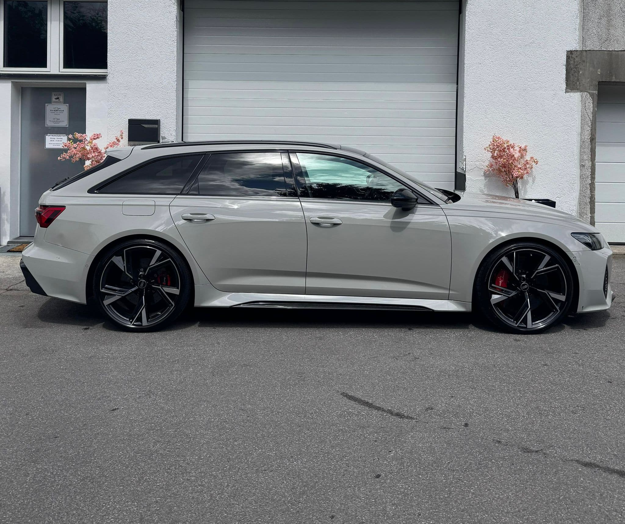 Audi RS6 Avant in Grau – Seitenansicht