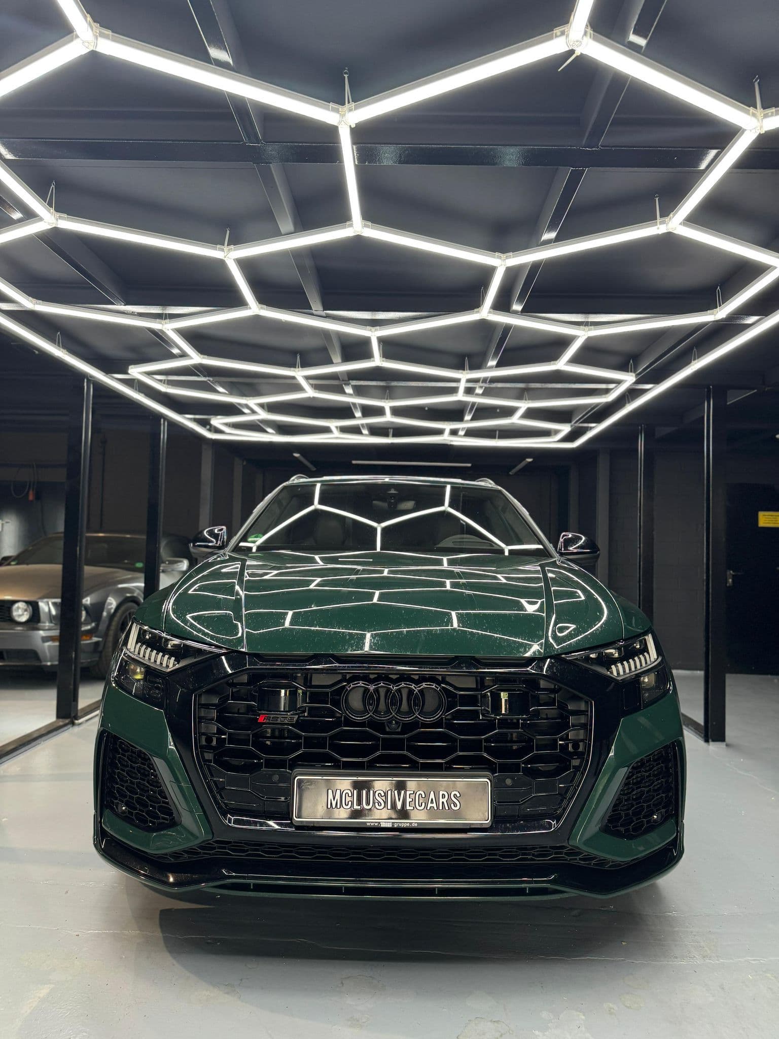 Audi RSQ8 in Dunkelgrün – Frontansicht mit RS-Wabengrill