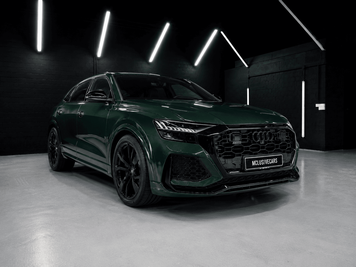 Audi RSQ8 in Dunkelgrün – Frontansicht