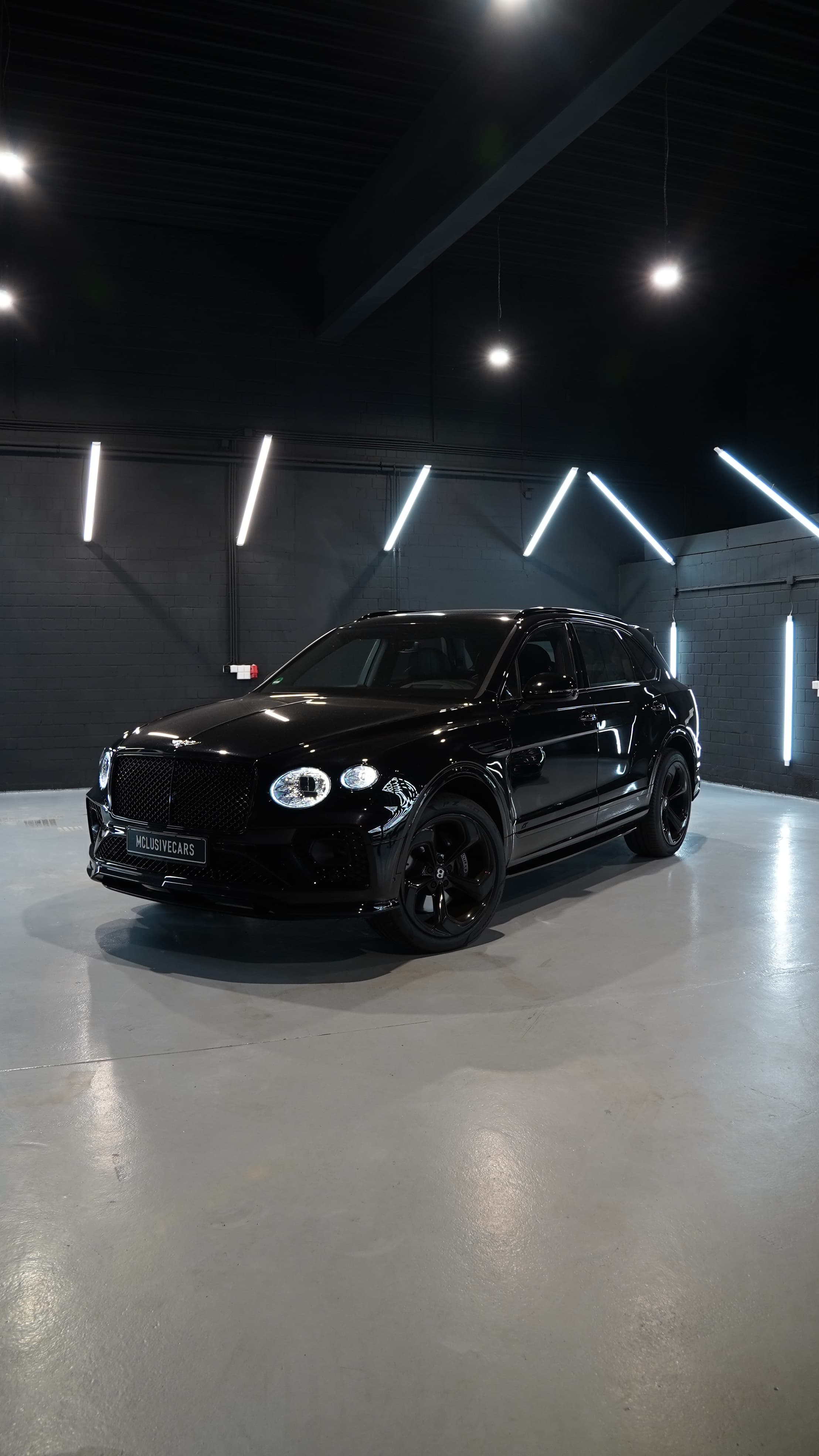 Bentley Bentayga in Schwarz, Frontansicht schräg von der Seite