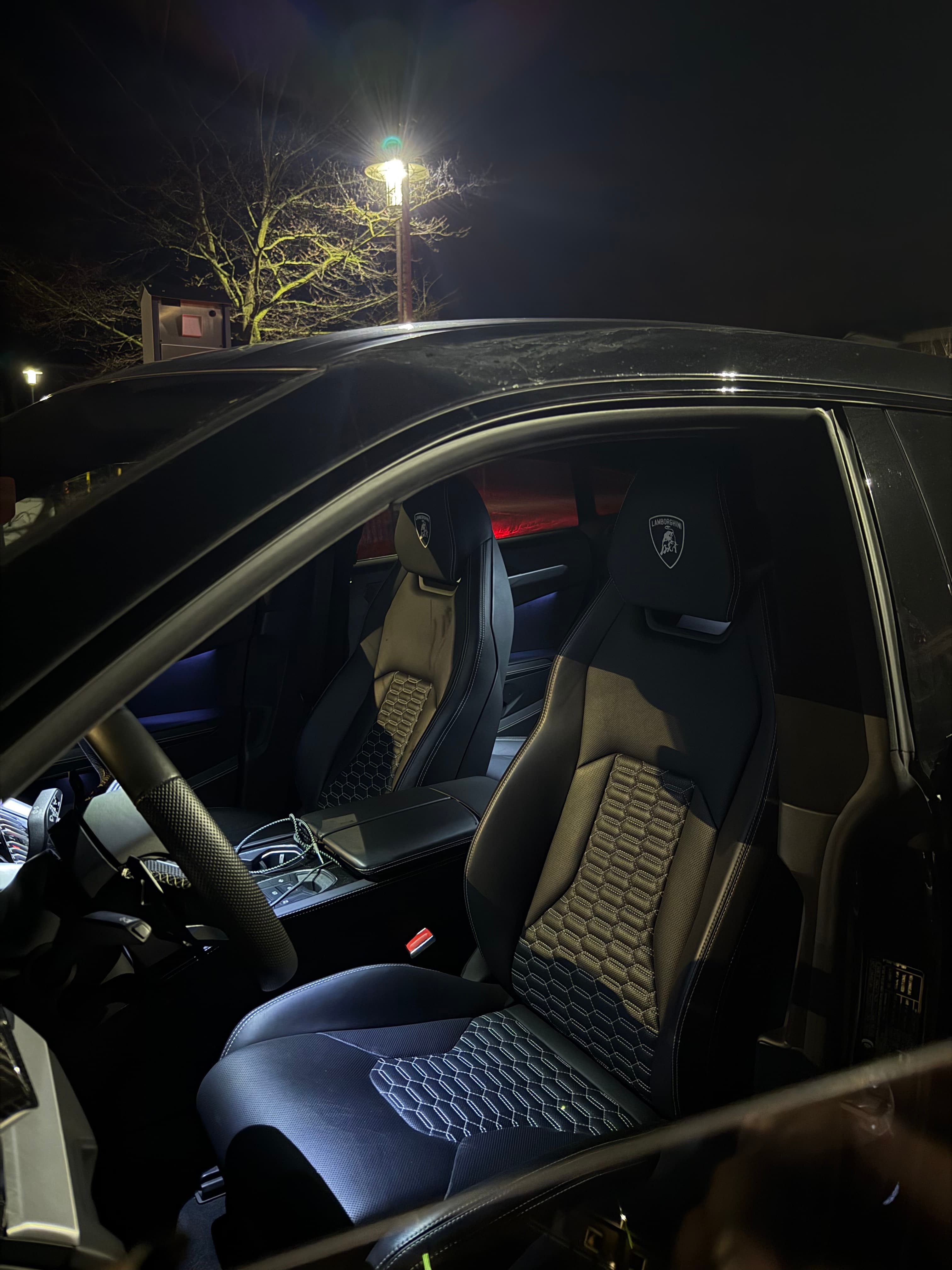 Lamborghini Urus, Innenraum mit Lamborghini Kopfstützen