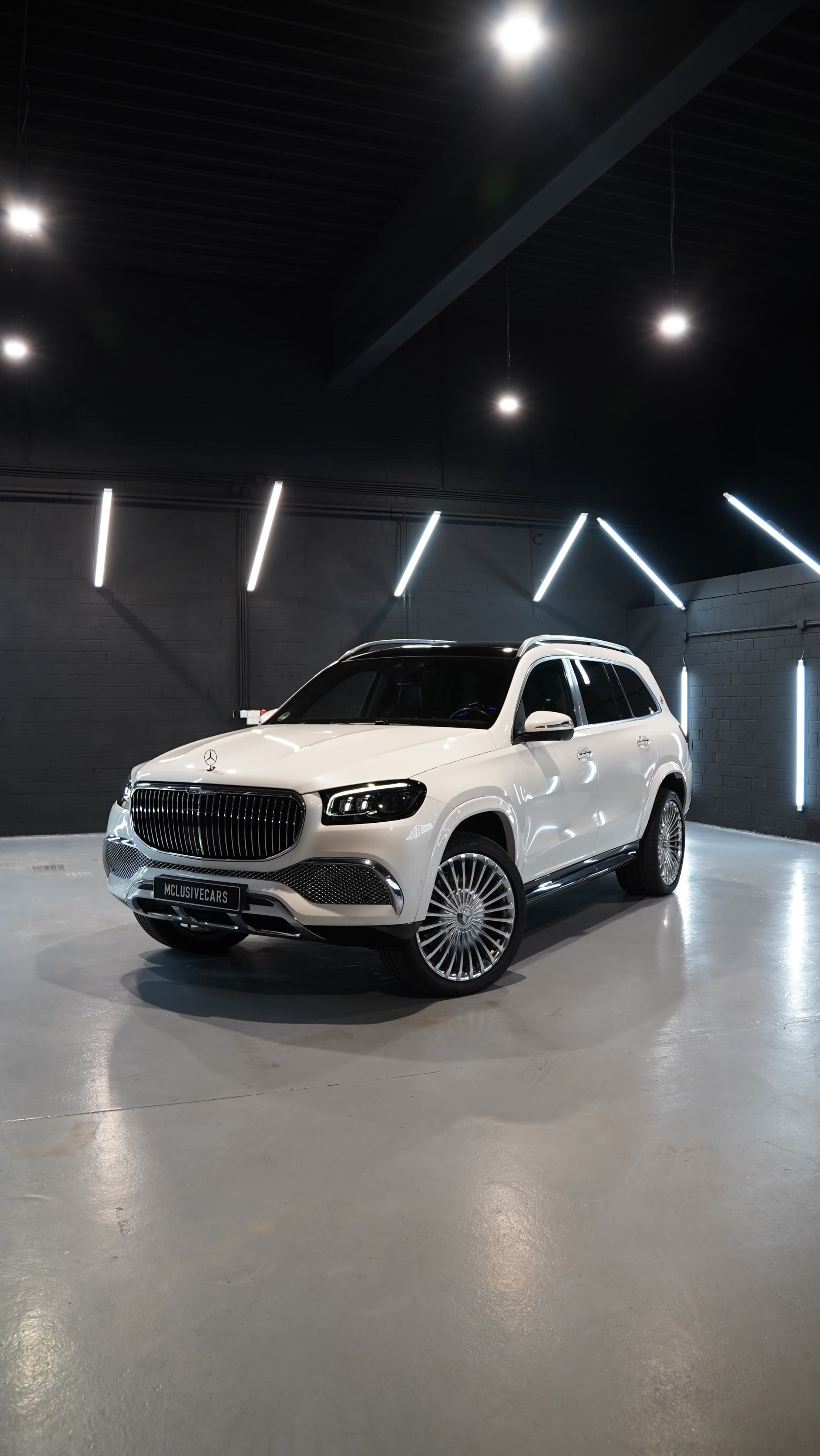 Mercedes-Maybach GLS 600 in Weiß, Frontansicht schräg von der Seite