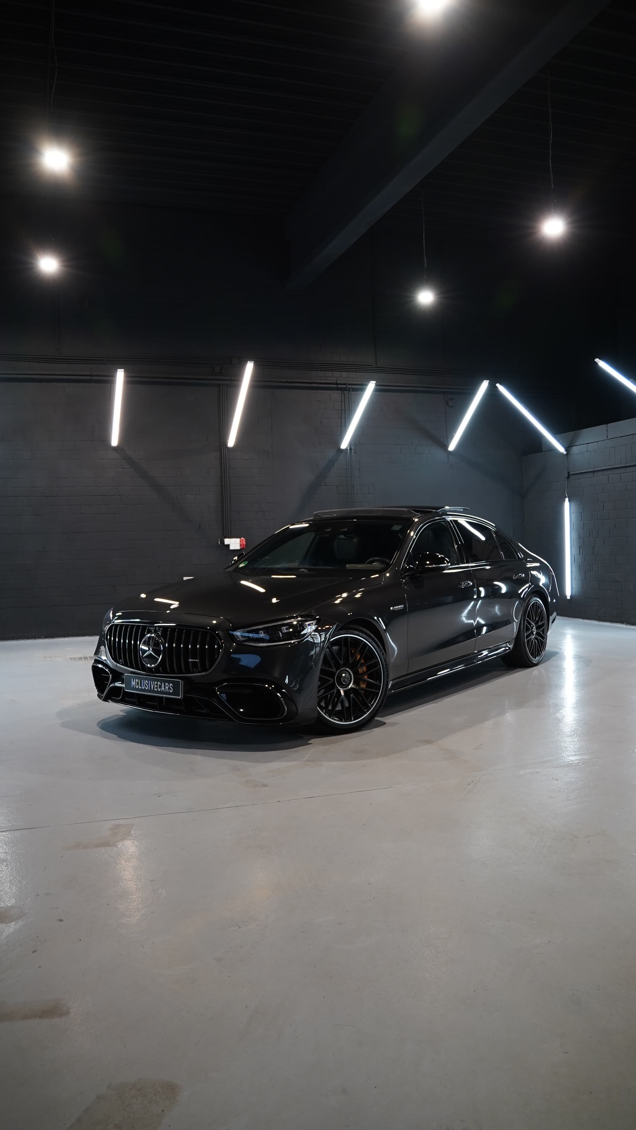 Mercedes S63 AMG in Schwarz, Frontansicht schräg von der Seite