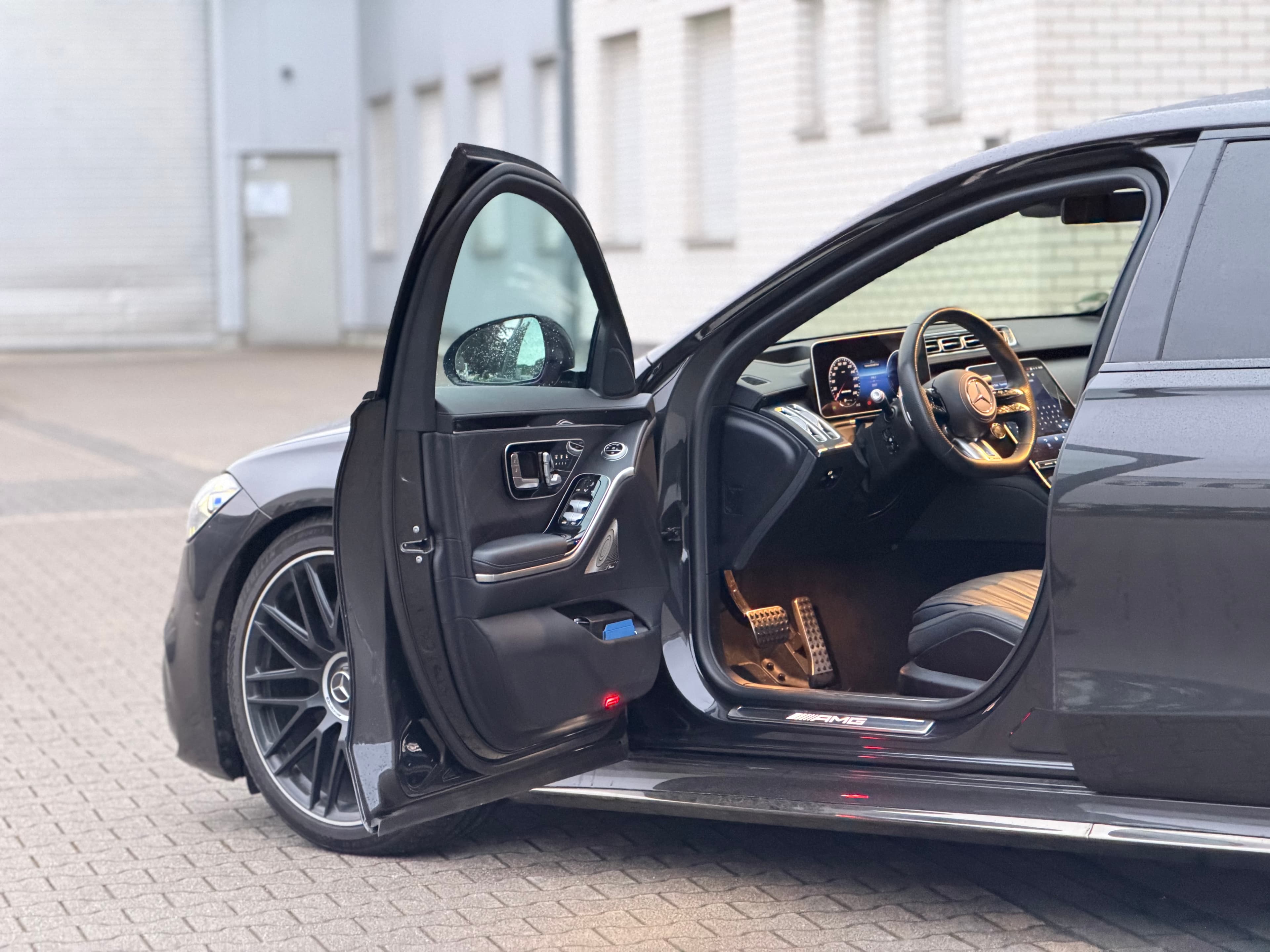 Mercedes S63 AMG – Cockpit mit geöffneter Fahrertür