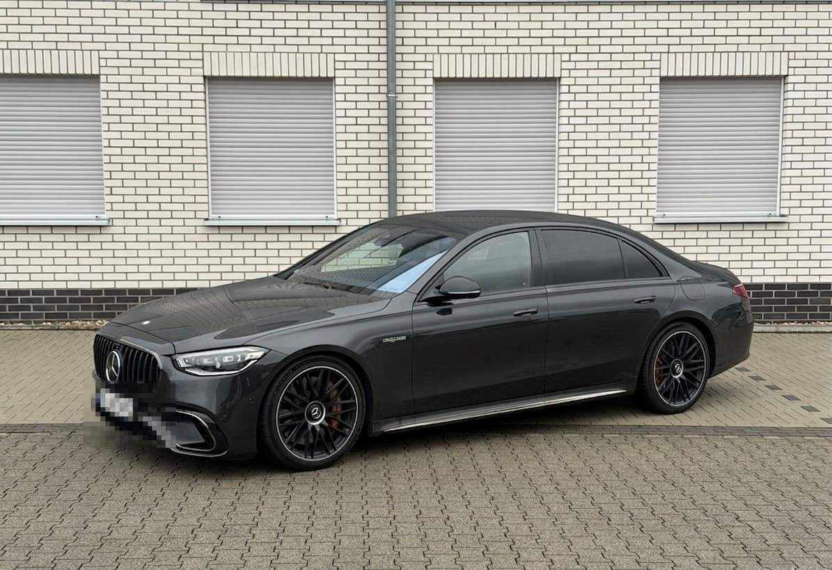 Mercedes S63 AMG – Seitenansicht schräg von vorn