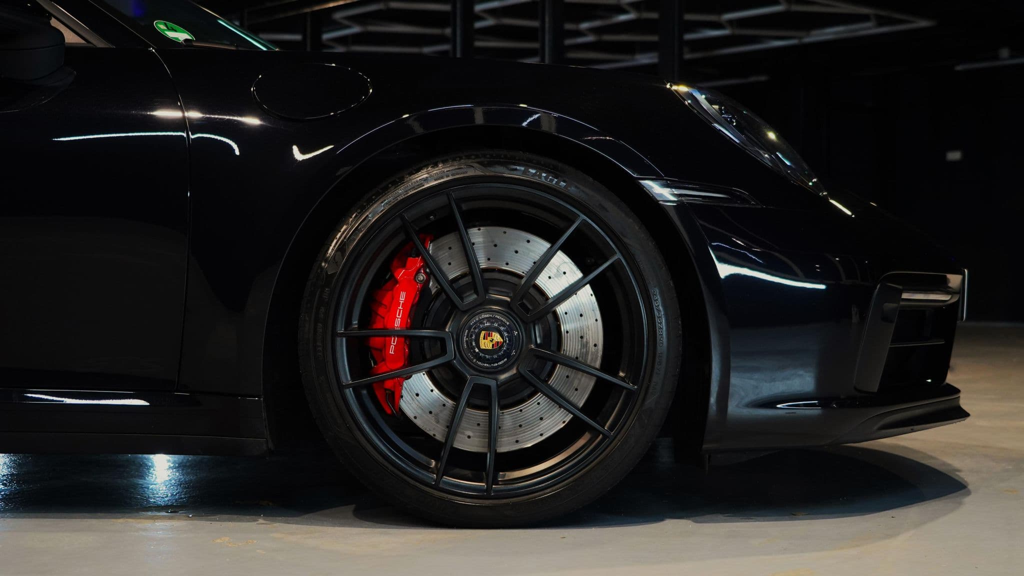 Porsche 911 Carrera 4 GTS Cabriolet – Felge mit roter Bremsanlage