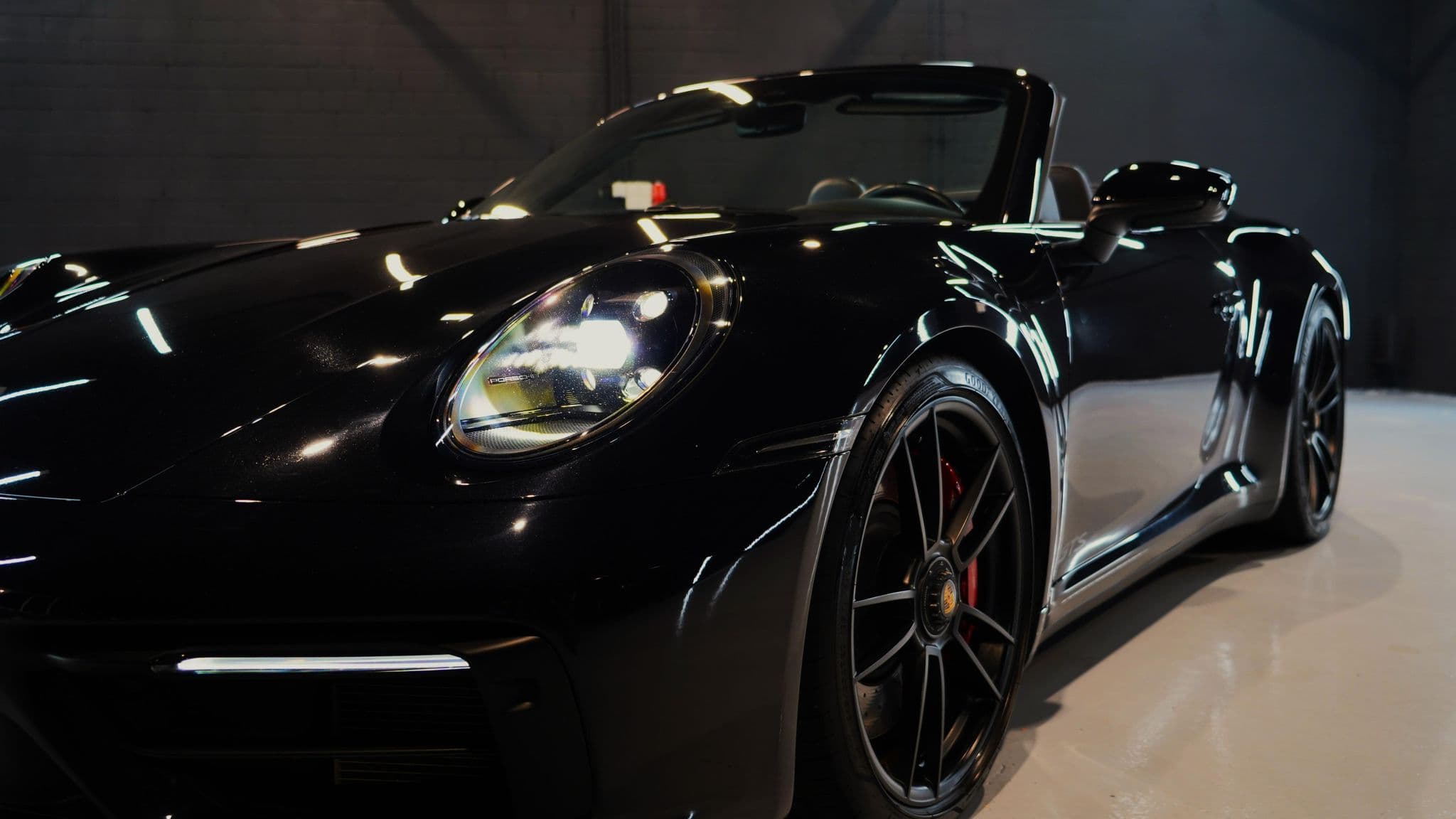 Porsche 911 Carrera 4 GTS Cabriolet – Frontansicht seitlich