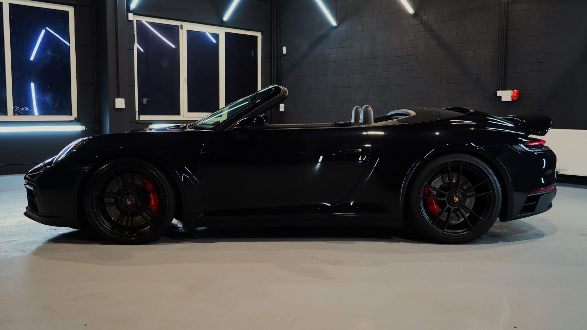 Porsche 911 Carrera 4 GTS Cabriolet – Seitenansicht mit offenem Verdeck